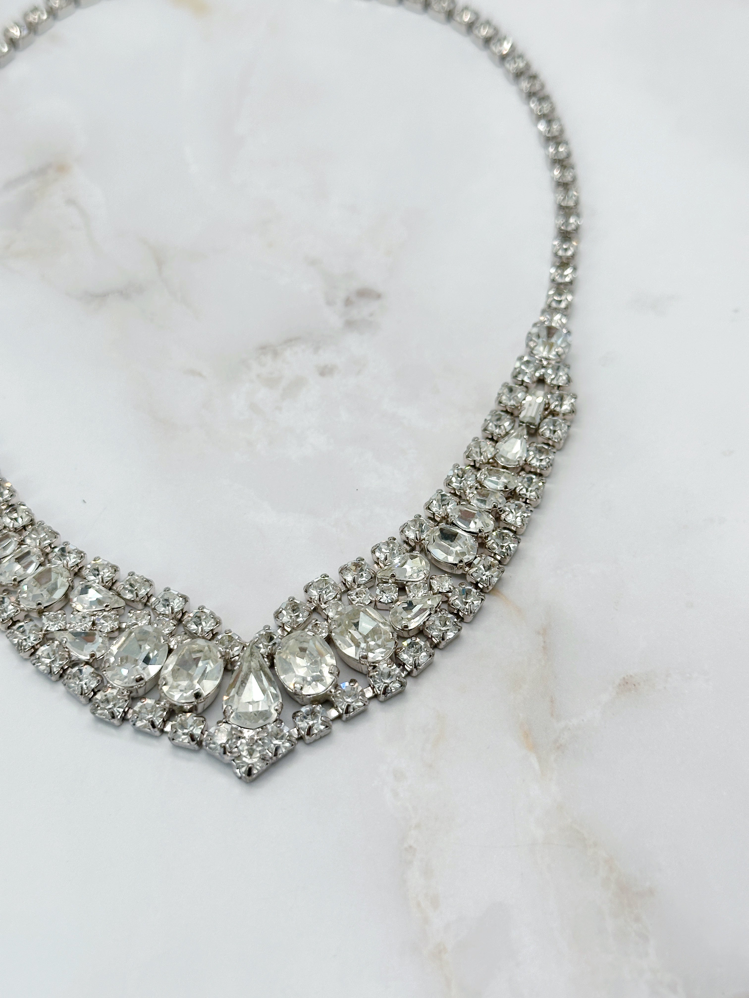Besonderes Strass Collier mit ovalen und tropfenförmigen Steinen