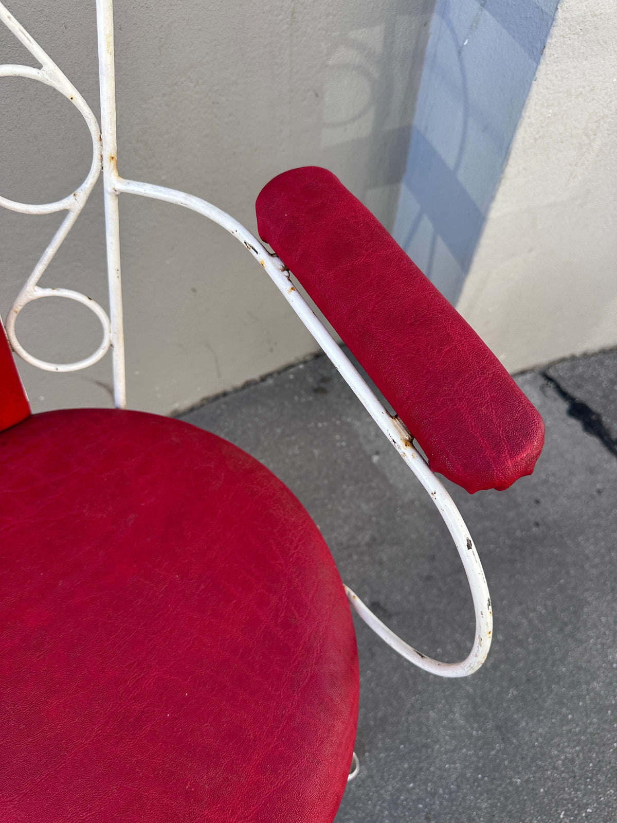 Vintage Gartensessel mit roter Polsterung – 2er-Set