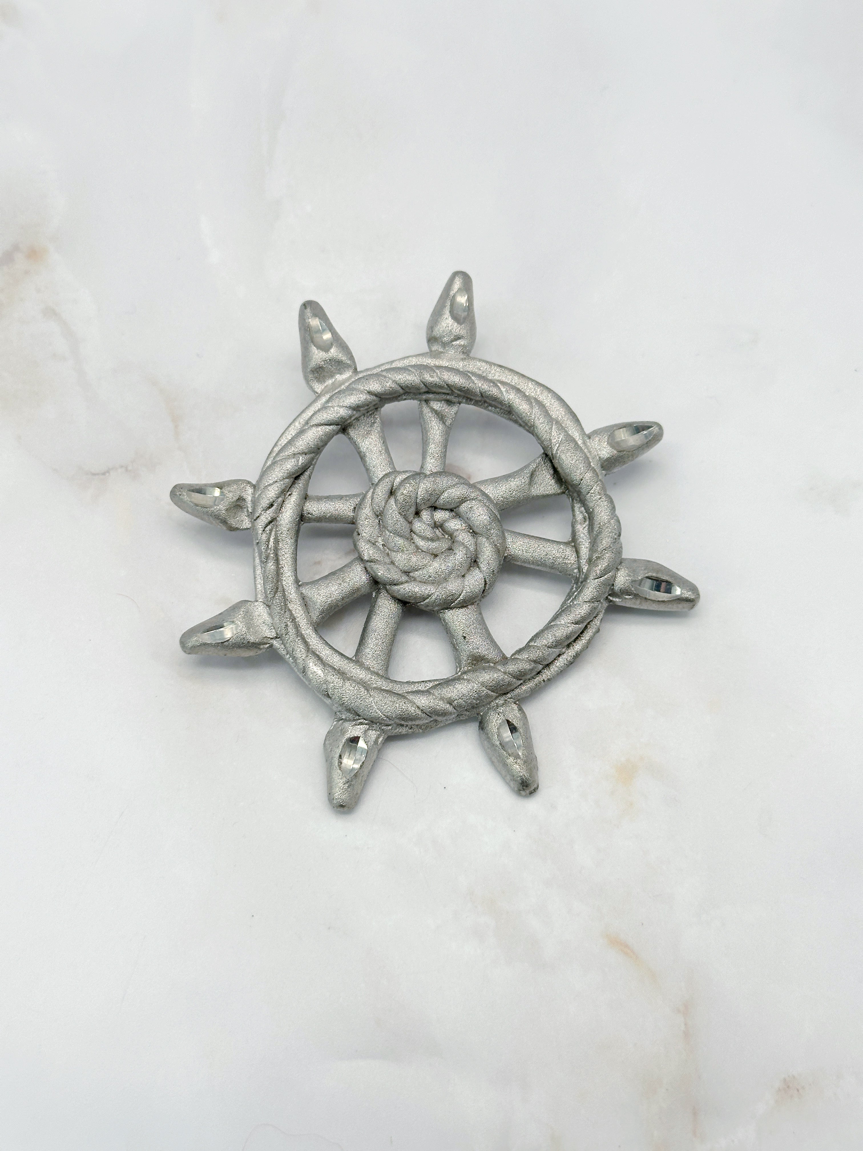 Silberfarbene Vintage Brosche als Steuerrad