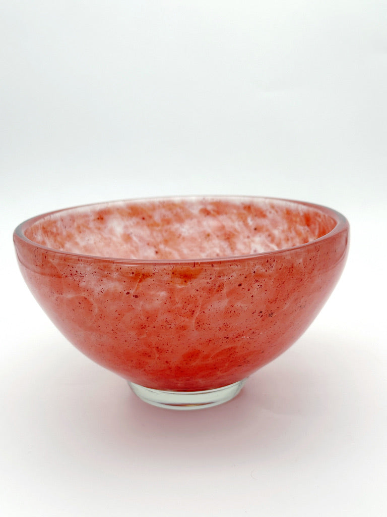 Rote Glasschale im zeitlosen Design