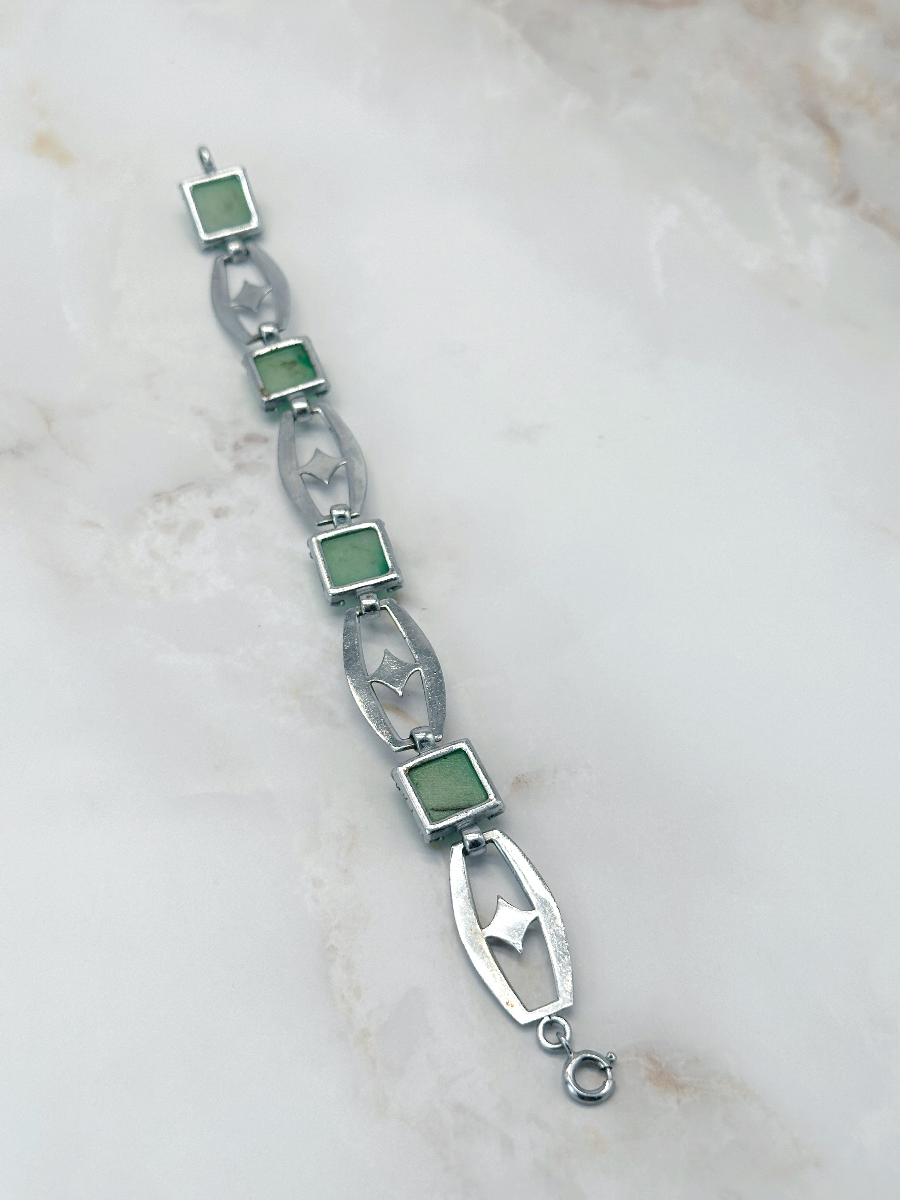 Elegantes Art Déco Armband mit jadefarbenen Glassteinen