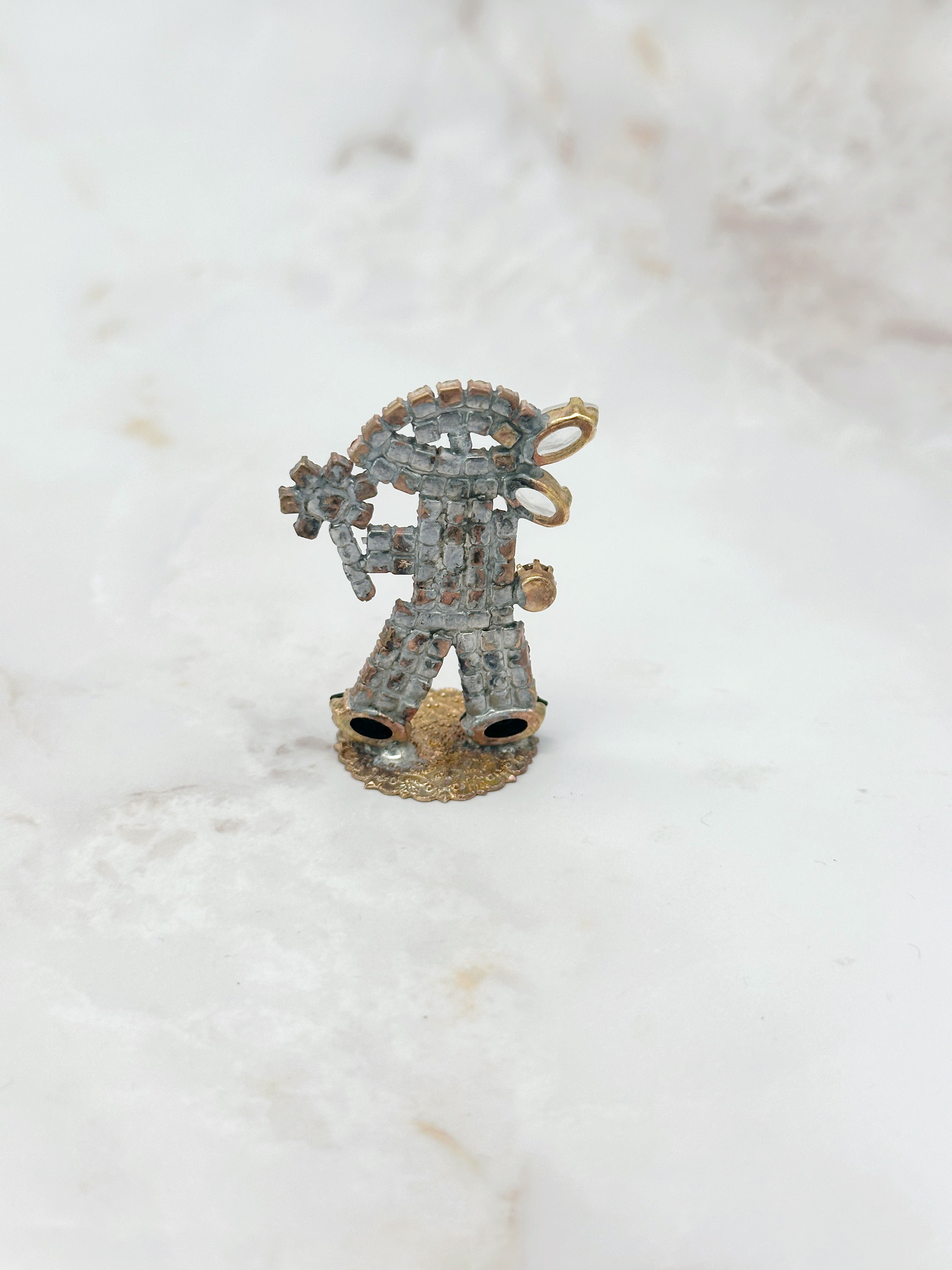 Handgefertigter Gablonzer Hase mit bunten Kristallen und gelber Blume