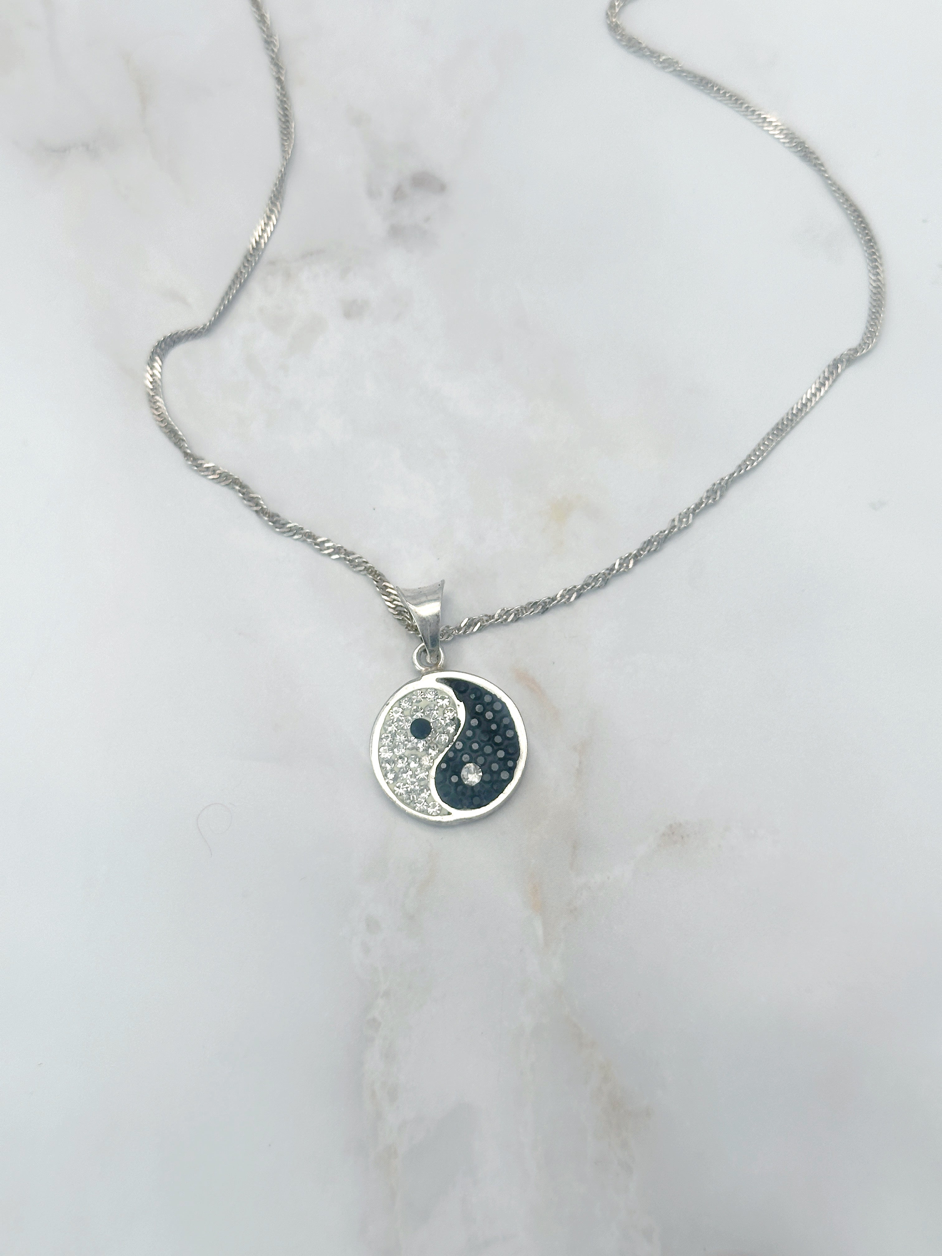 Gedrehte Sterling Silber Halskette mit Yin & Yang Strass-Anhänger