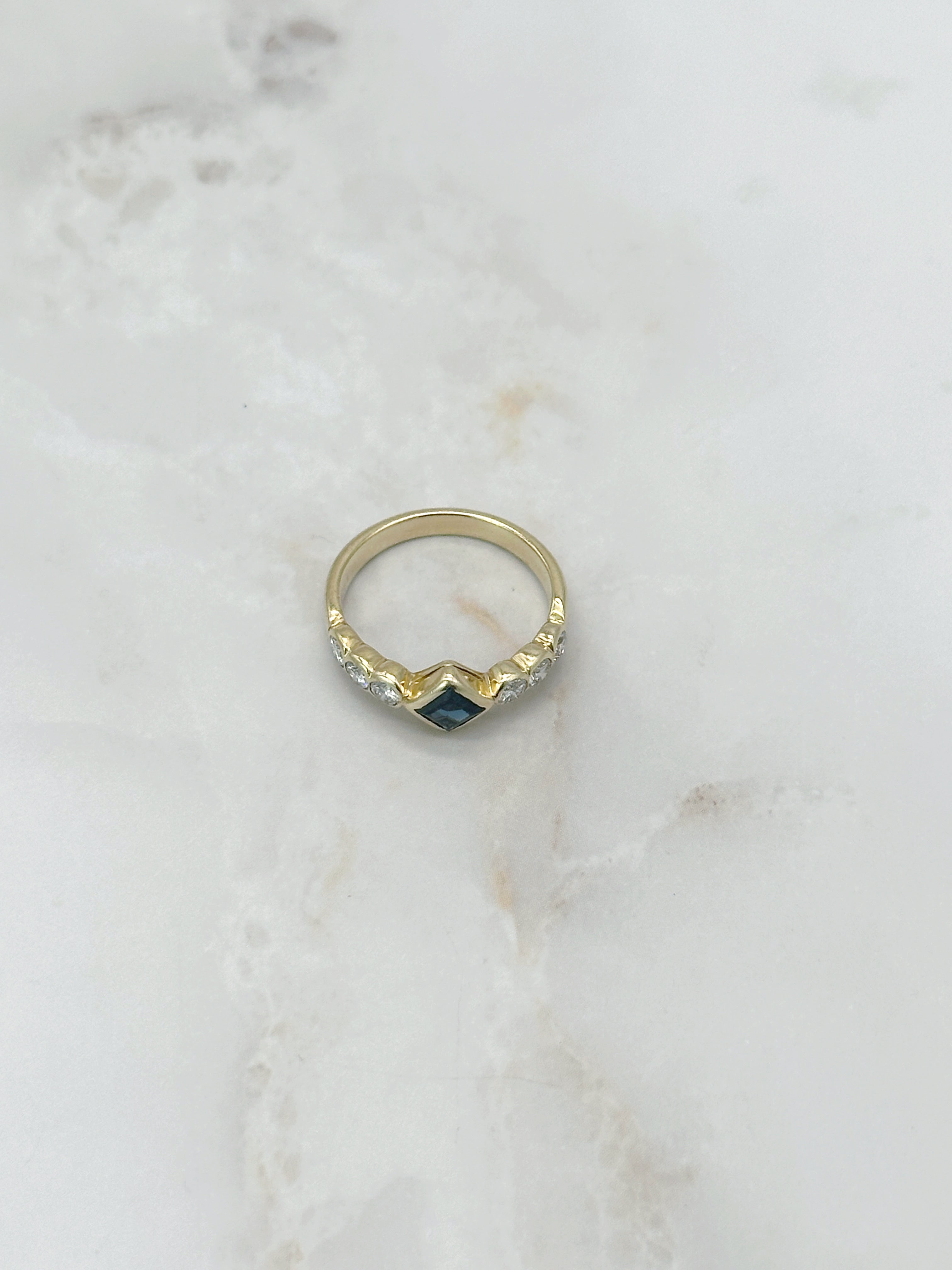 Vintage Ring in 750 Gelbgold mit quadratischem Saphir und Diamanten