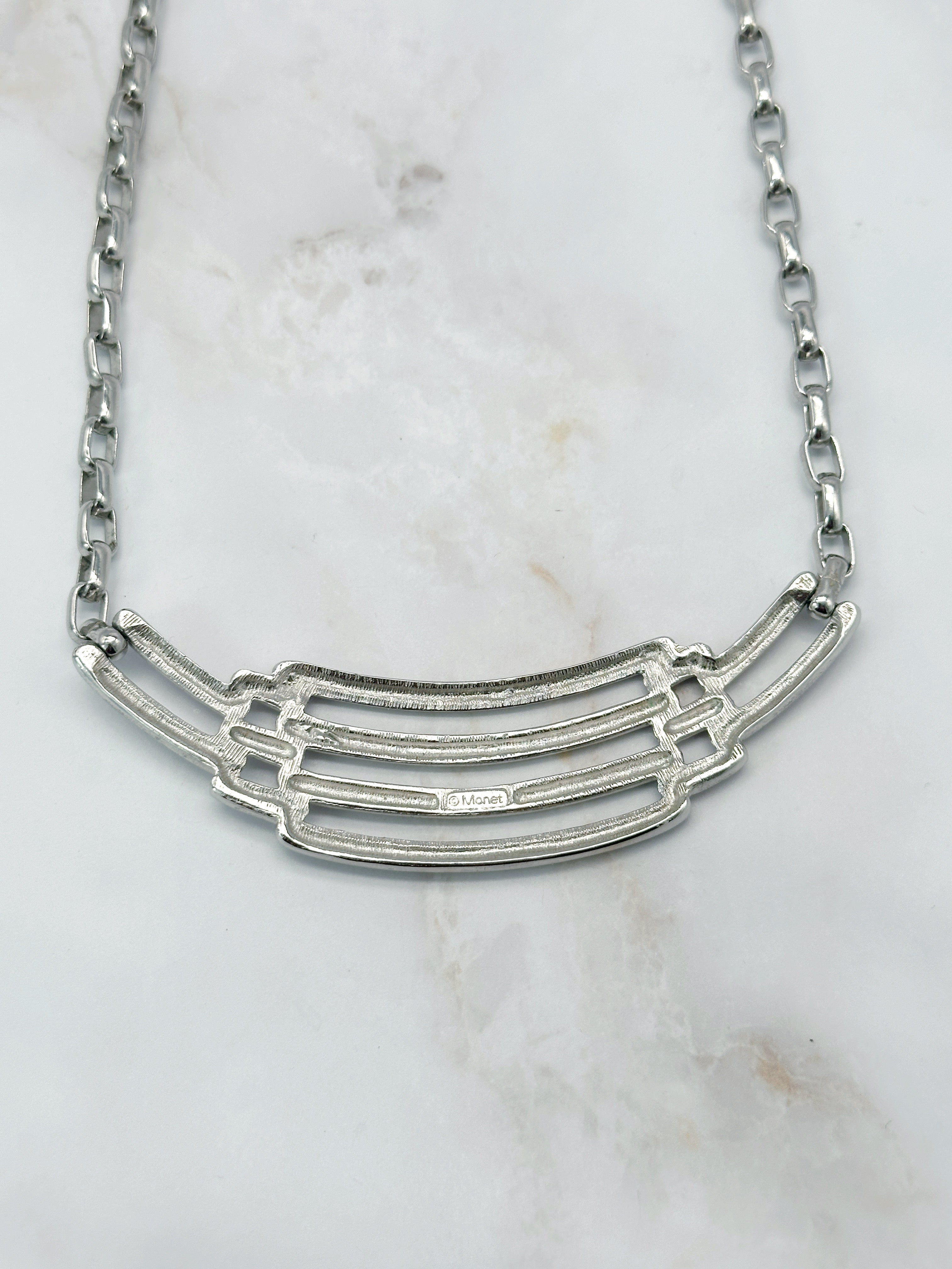 Signierte Vintage Halskette von Monet rhodiniert mit geometrischem Mittelstück