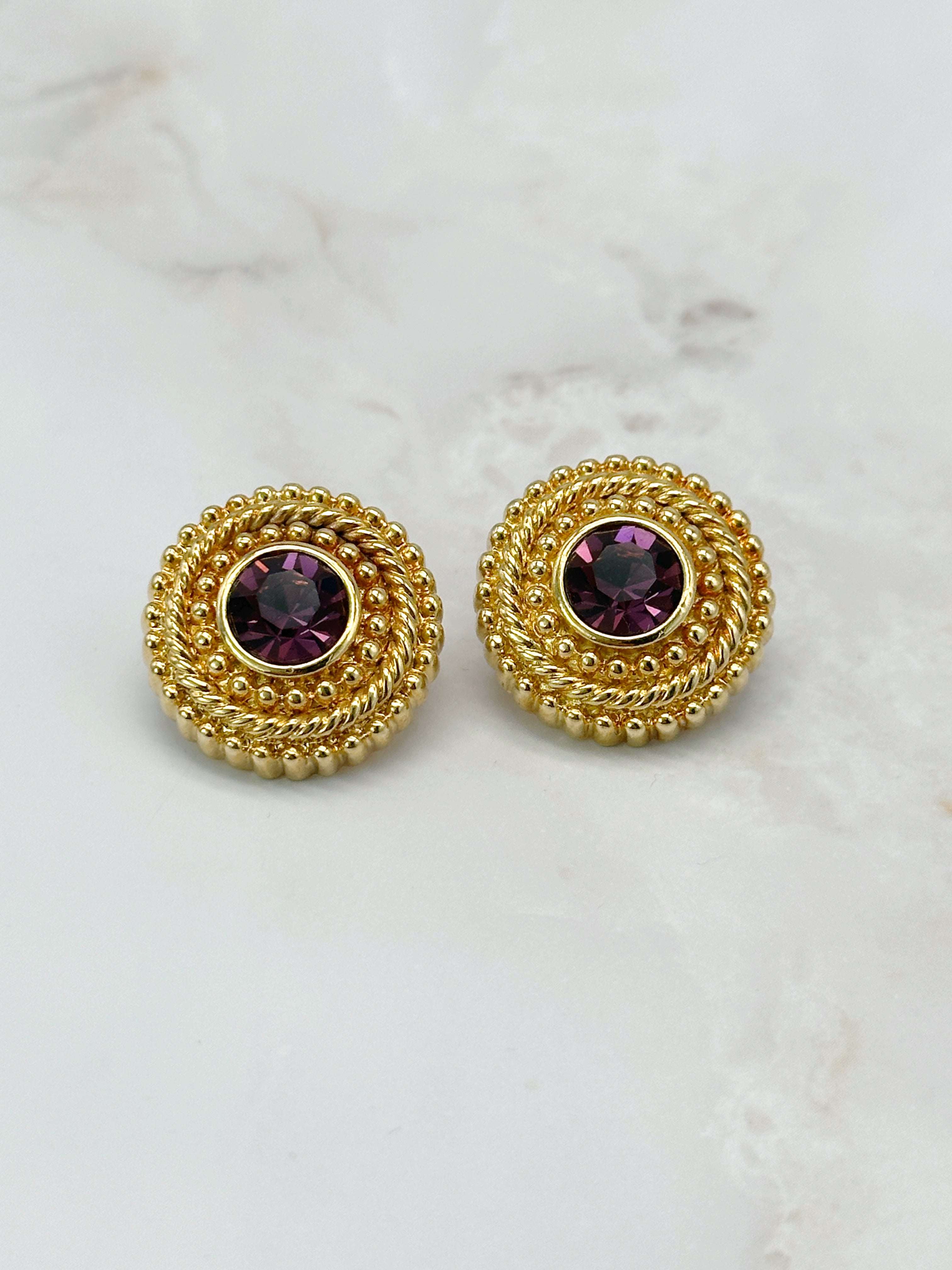 Signierte Swarovski Ohrstecker mit violettem Kristall