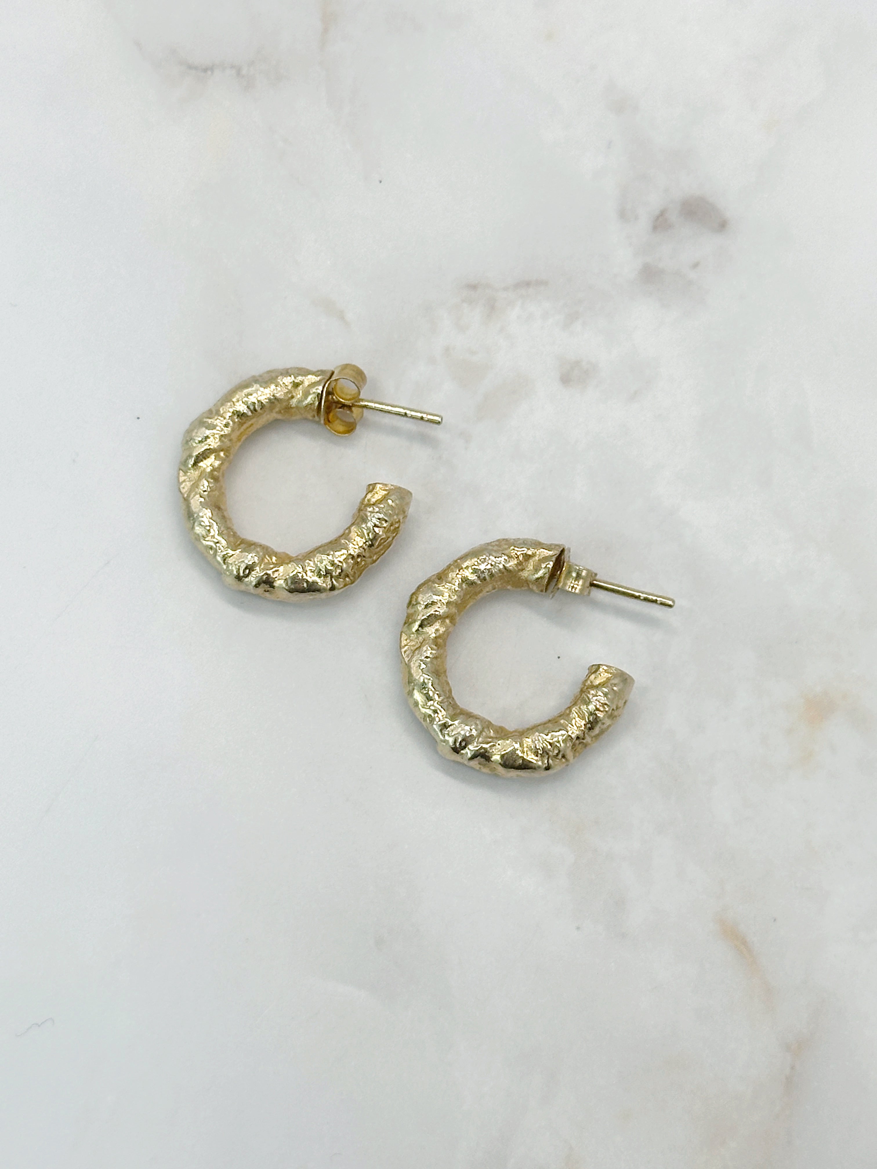 Massive vergoldete Vintage Creolen im Chunky Design