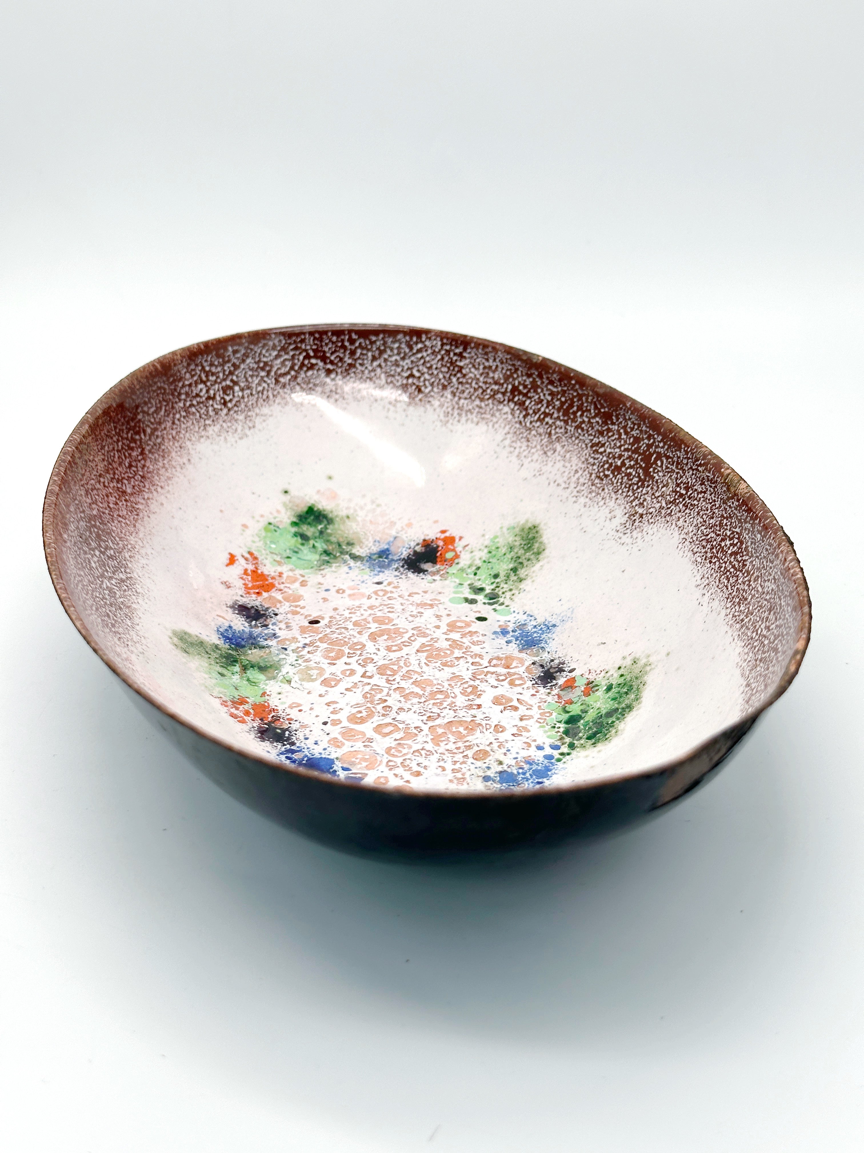 Große Emaille-Dekoschale in Beige und Rosé mit bunten Akzenten