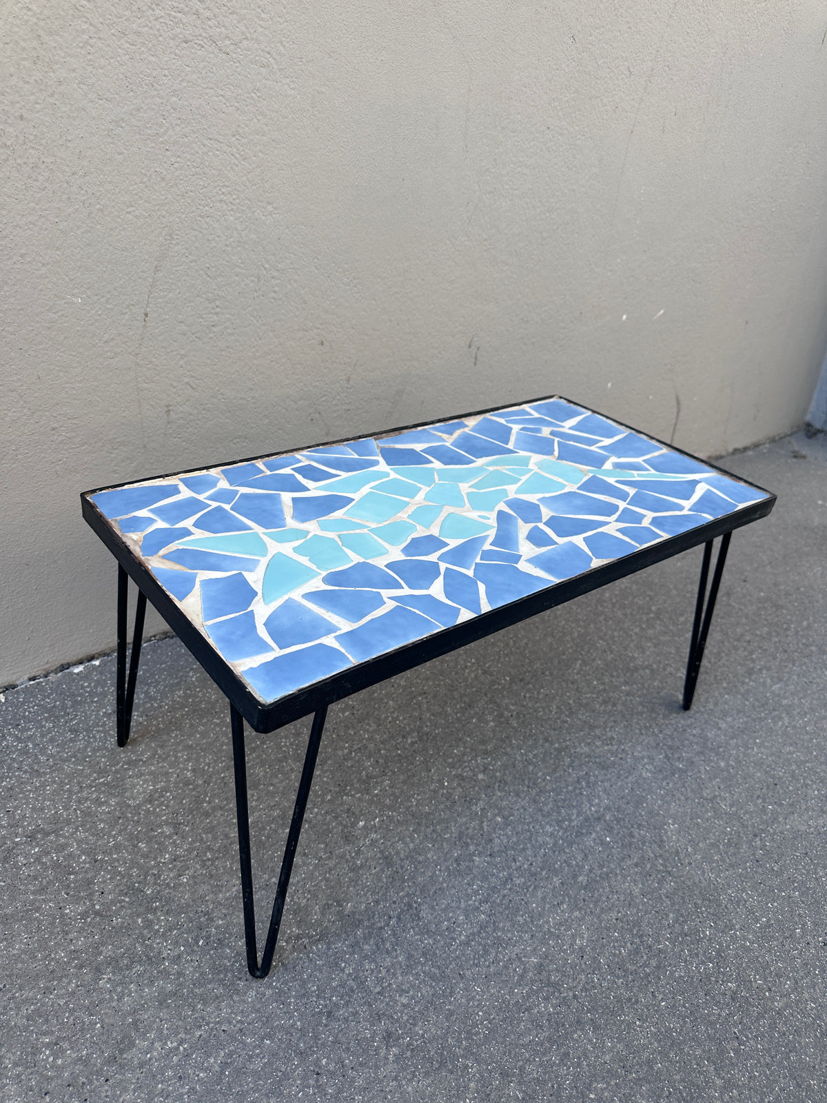 Vintage Mosaiktisch mit blauer Platte und schwarzen Haarnadelbeinen um 1970