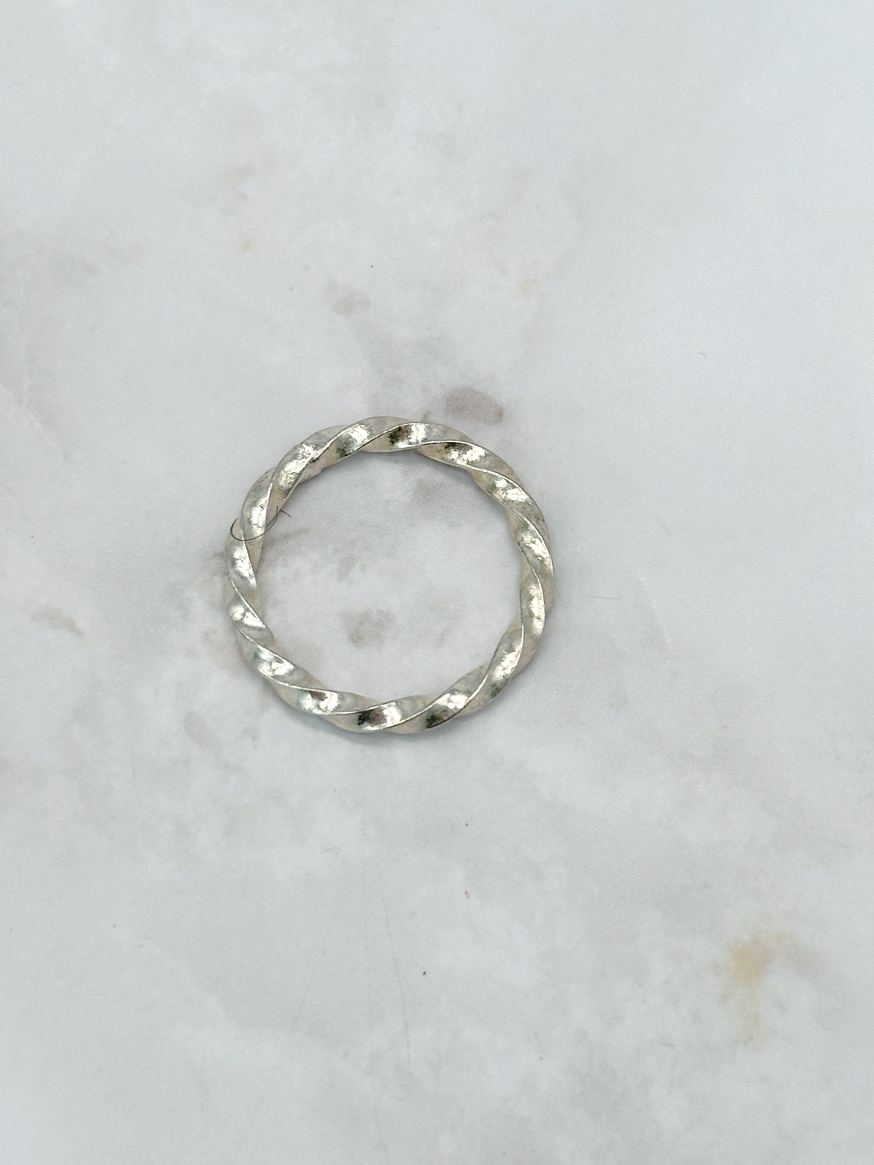 Vintage Ringe aus rhodiniertem Metall mit gedrehter Form