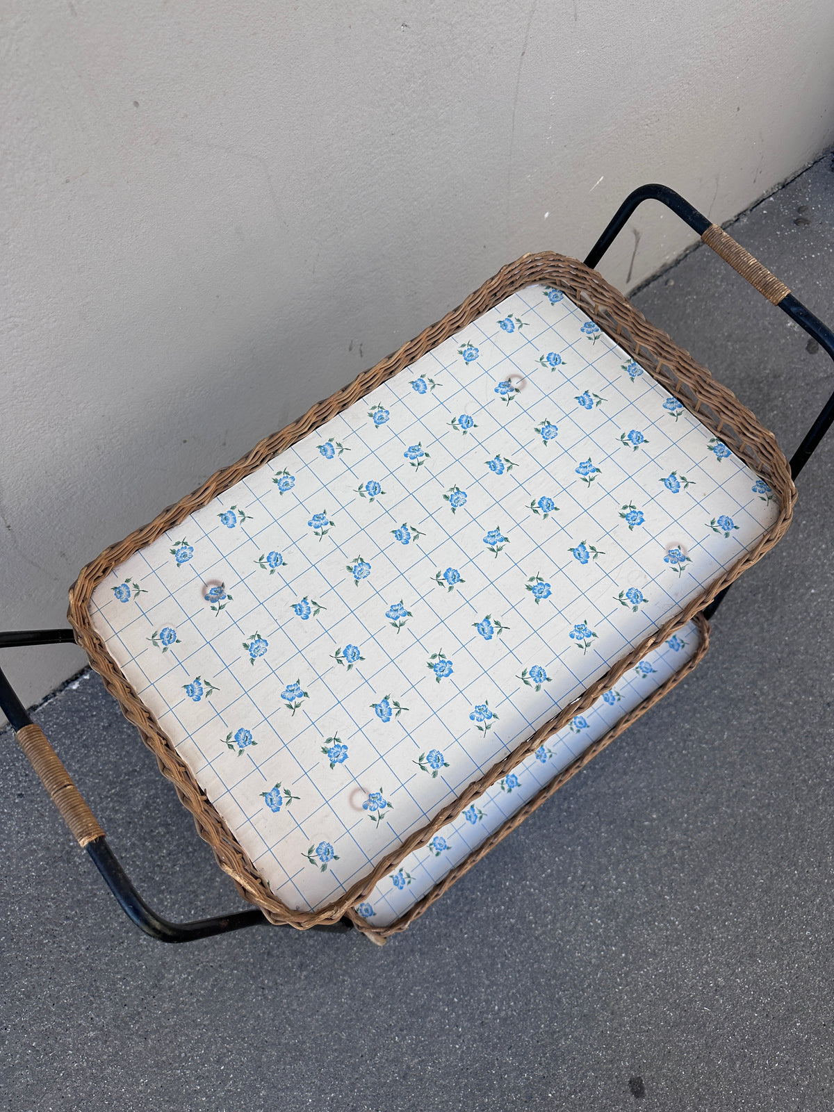Mid-Century Servierwagen mit abnehmbaren Tabletts und Korbgeflecht