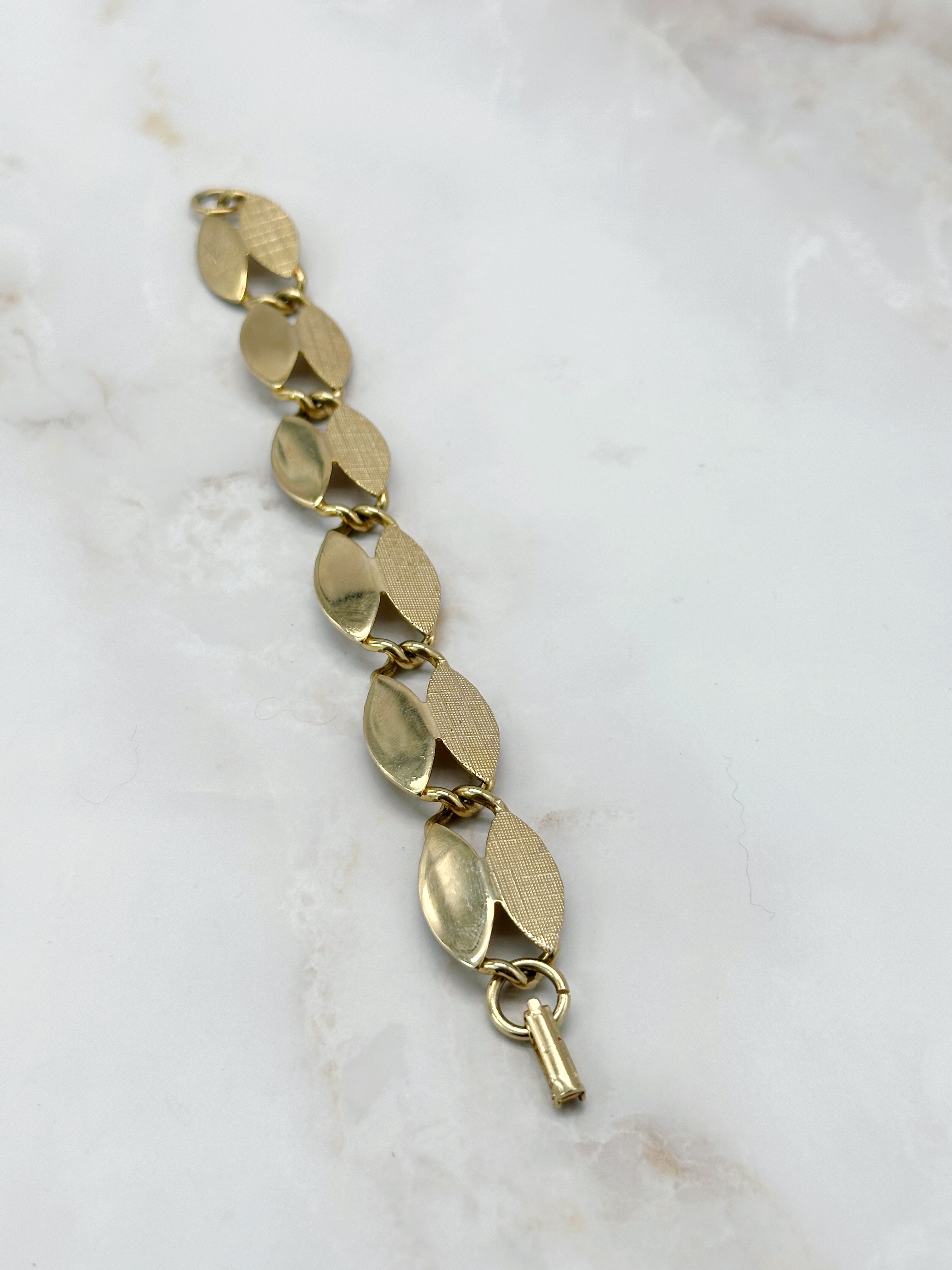 Vergoldetes Vintage Gliederarmband mit Blatt-Motiv in Matt & Glanz