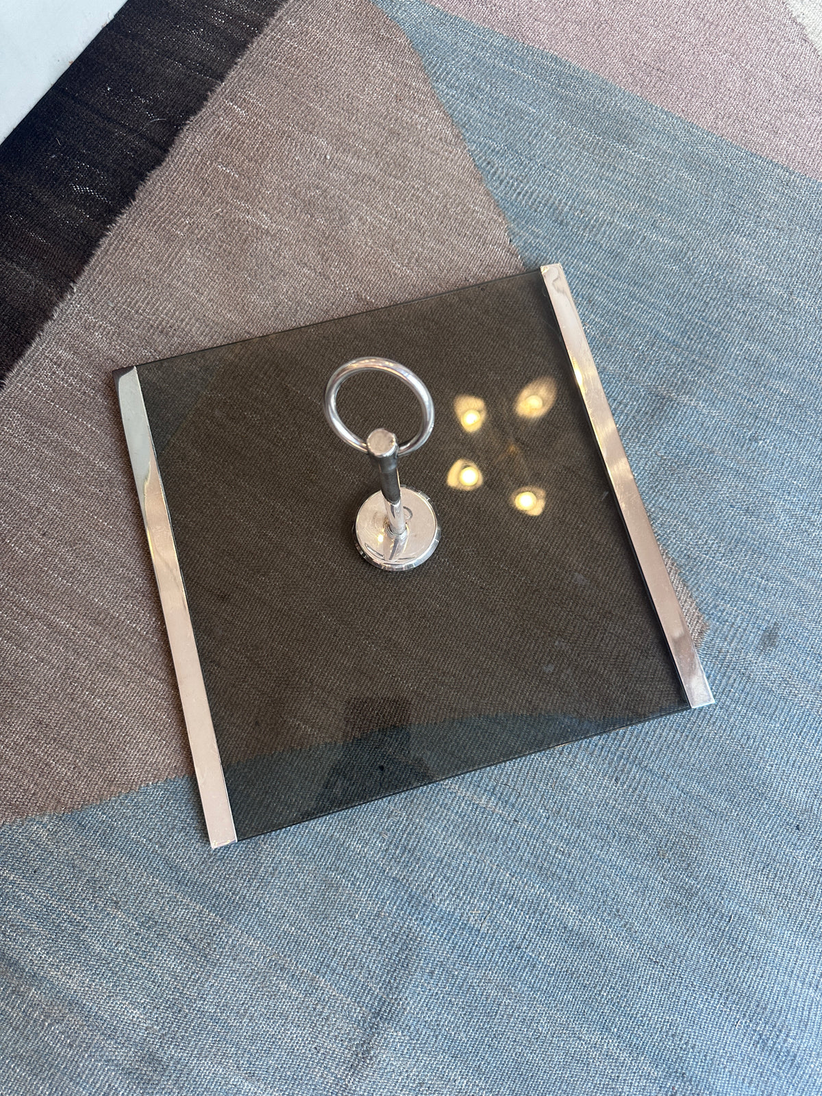 Vintage Tablett aus Frankreich um 1930 – braunes Glas und versilbertes Metall