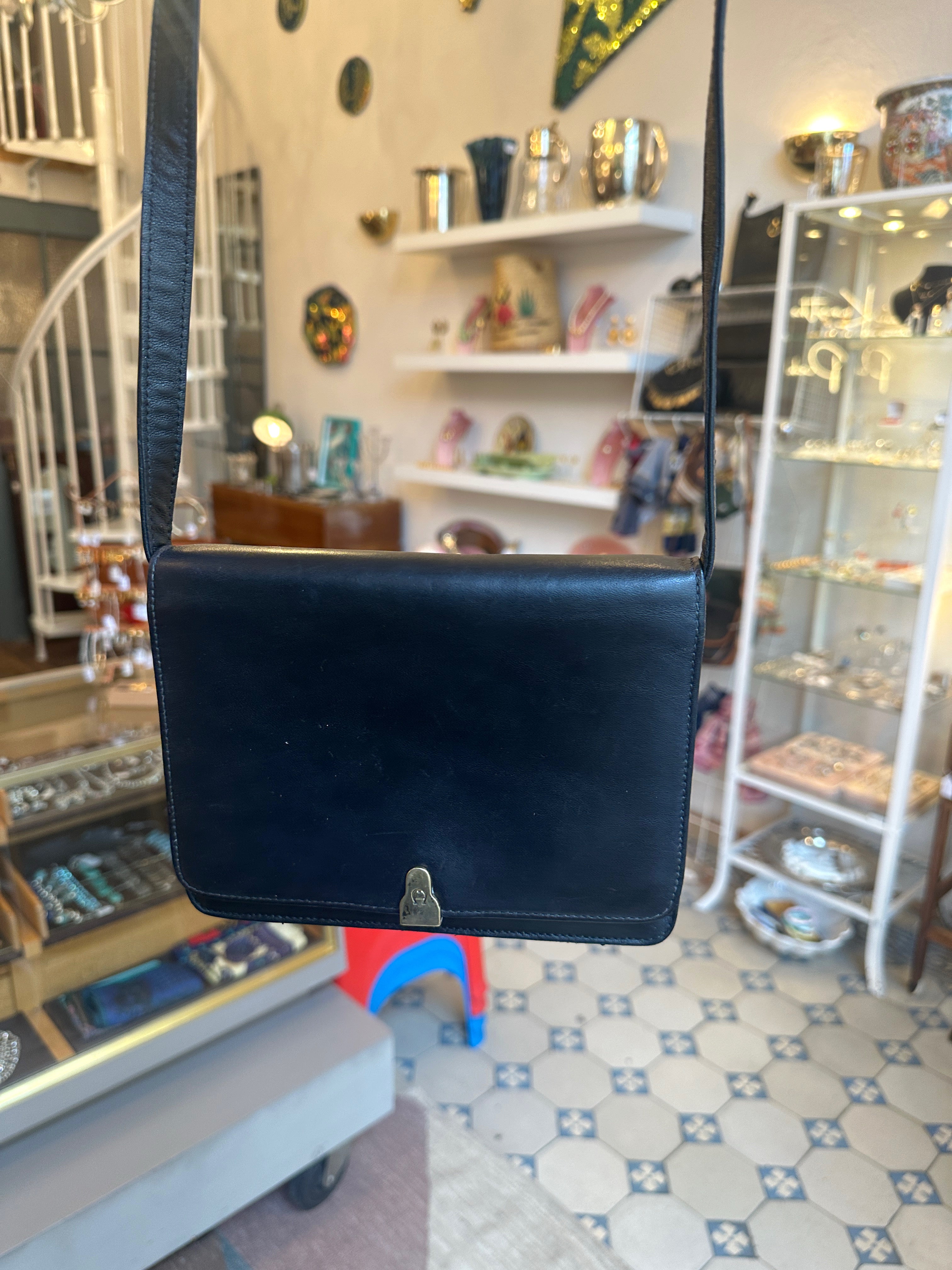 Etienne Aigner Vintage Handtasche aus schwarzem Leder mit Messing-Details