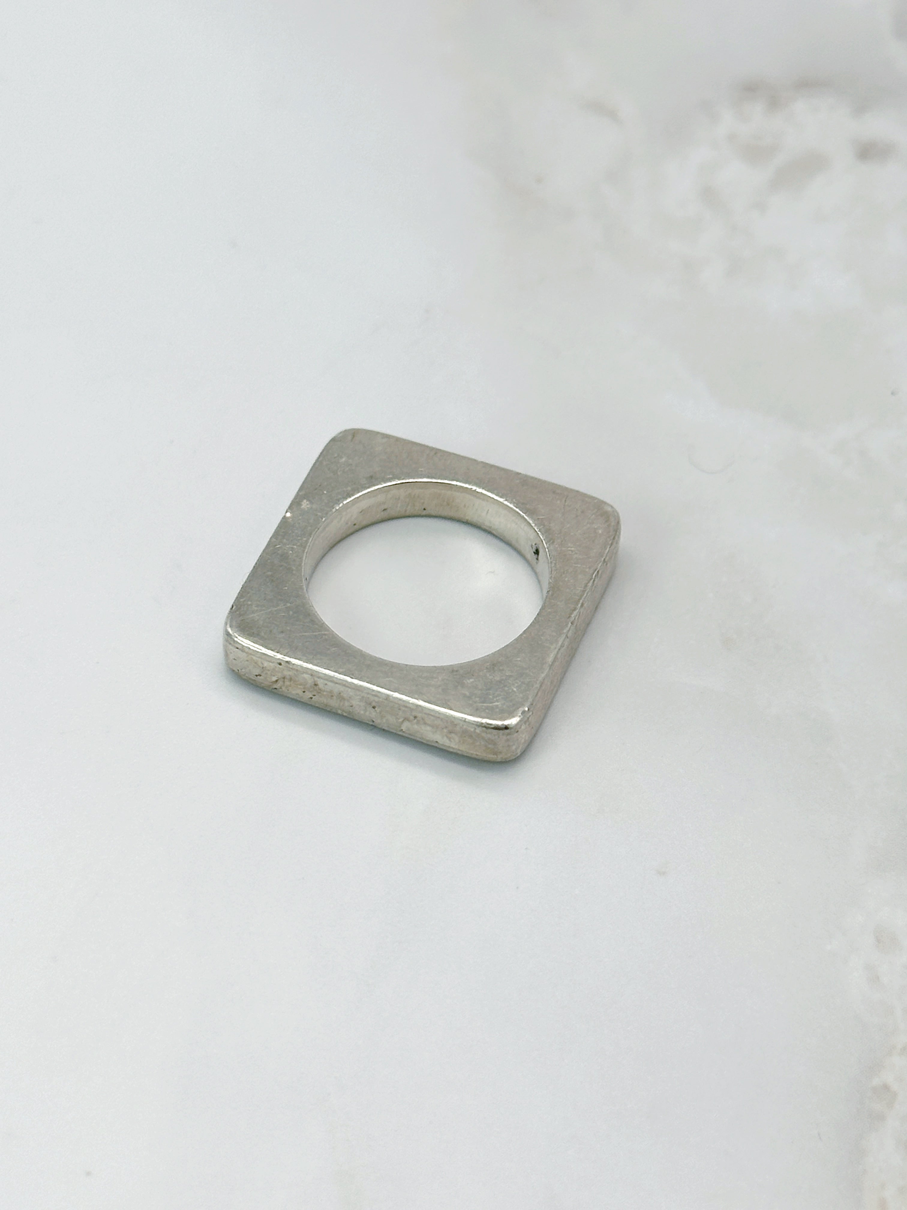 Moderner, quadratischer Ring aus 925 Sterling Silber