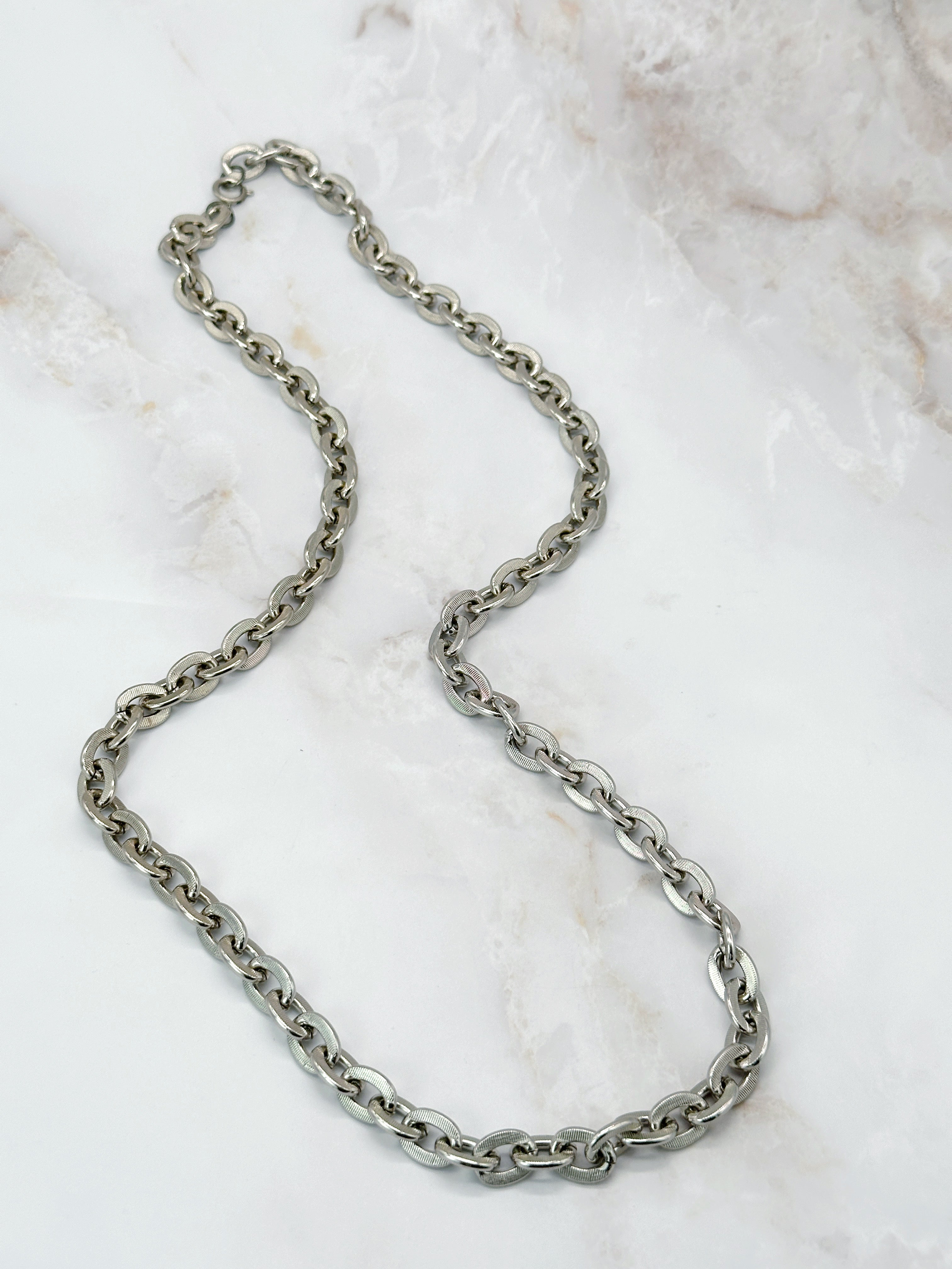 Lange Gliederkette in Silberfarben mit gerillten Gliedern