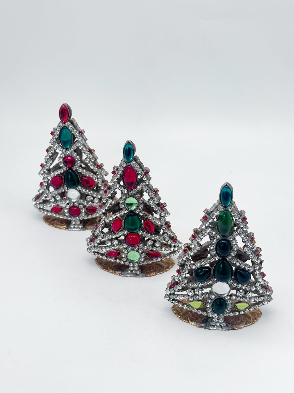 Gablonzer Christbaum mit klaren Glassteinen und bunten Glascabochons
