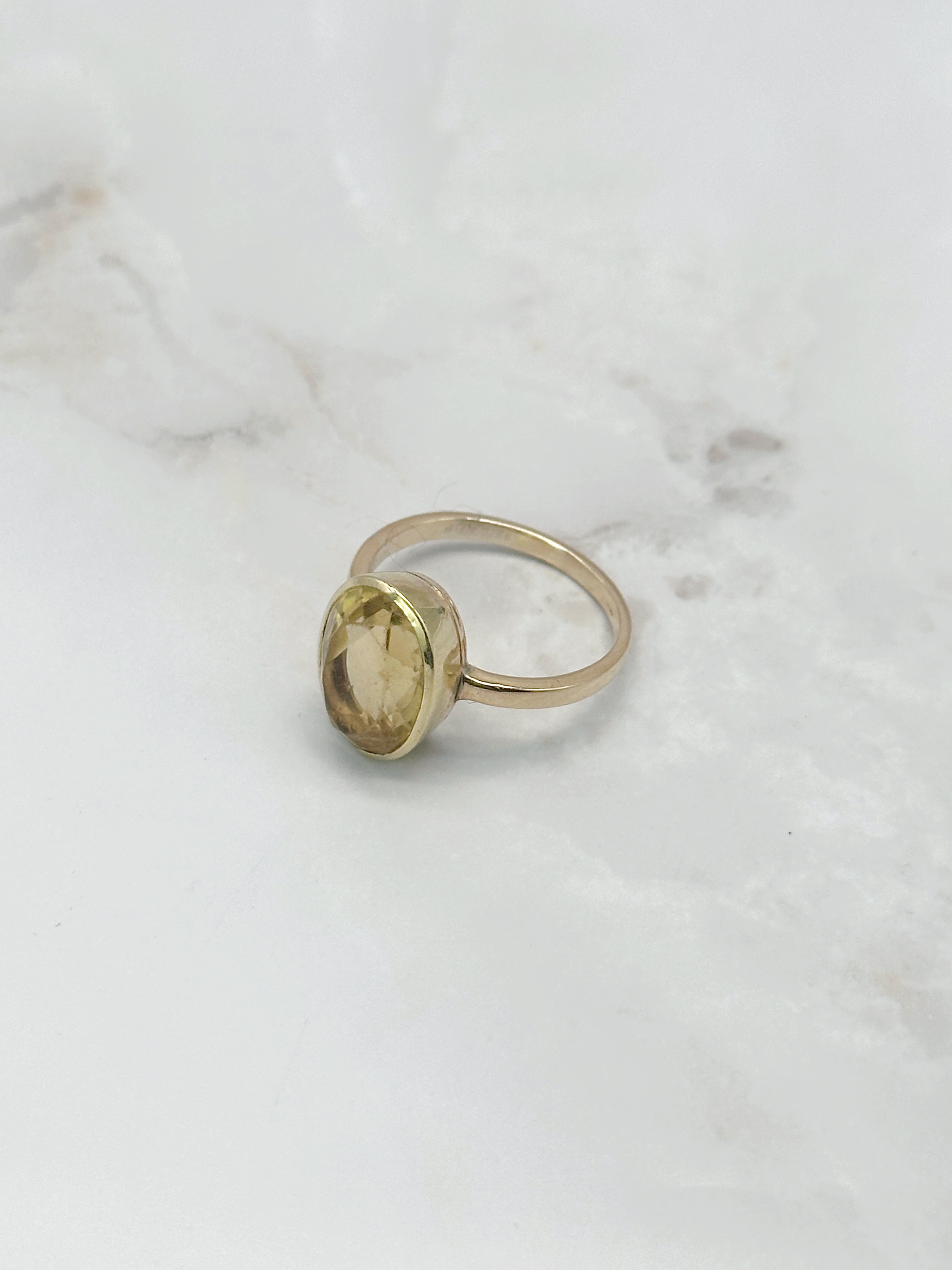 Klassischer Ring aus 585 Gelbgold mit strahlendem Citrin