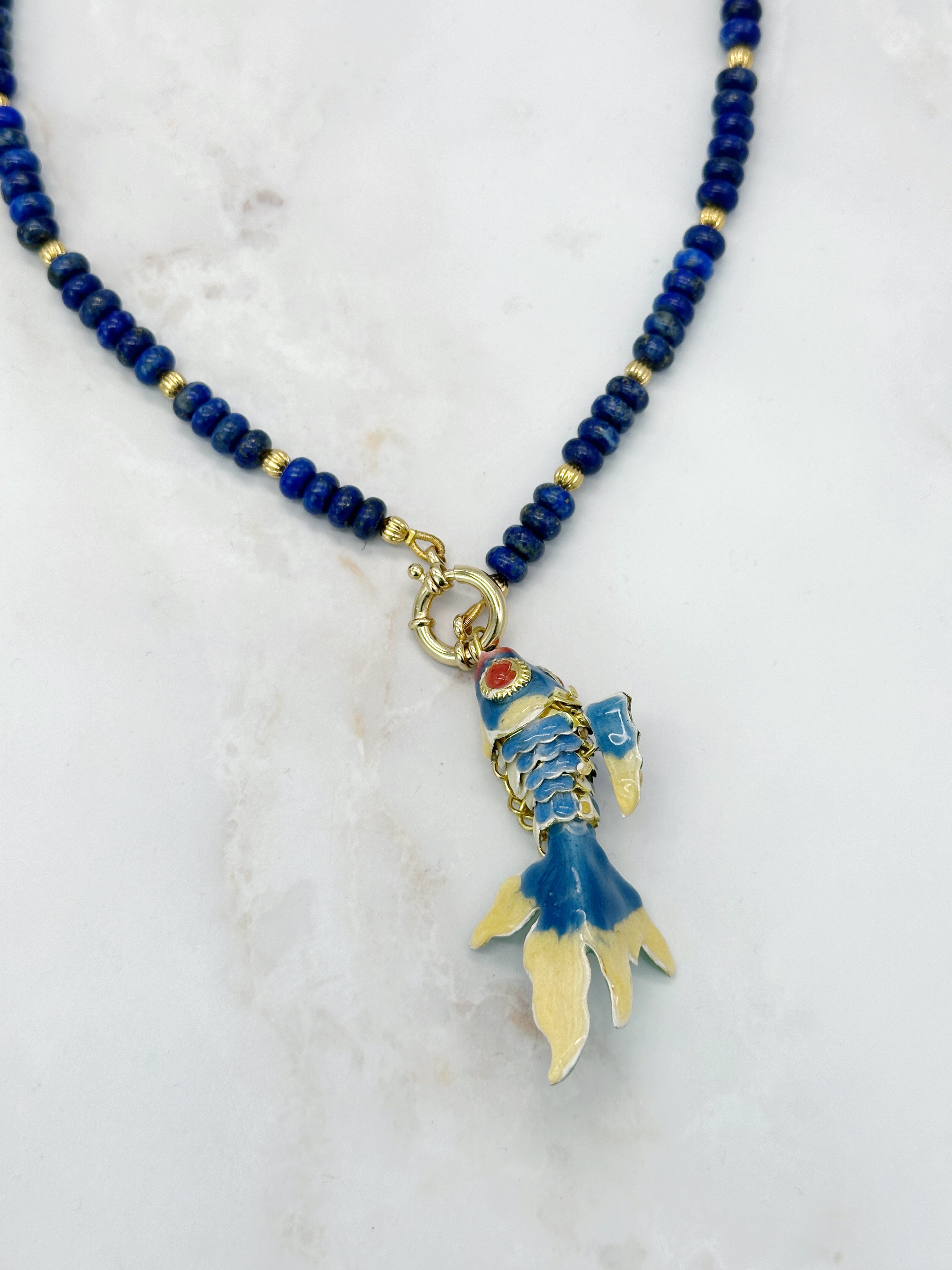 Lapislazuli Halskette mit vergoldeten Elementen und Fisch-Anhänger