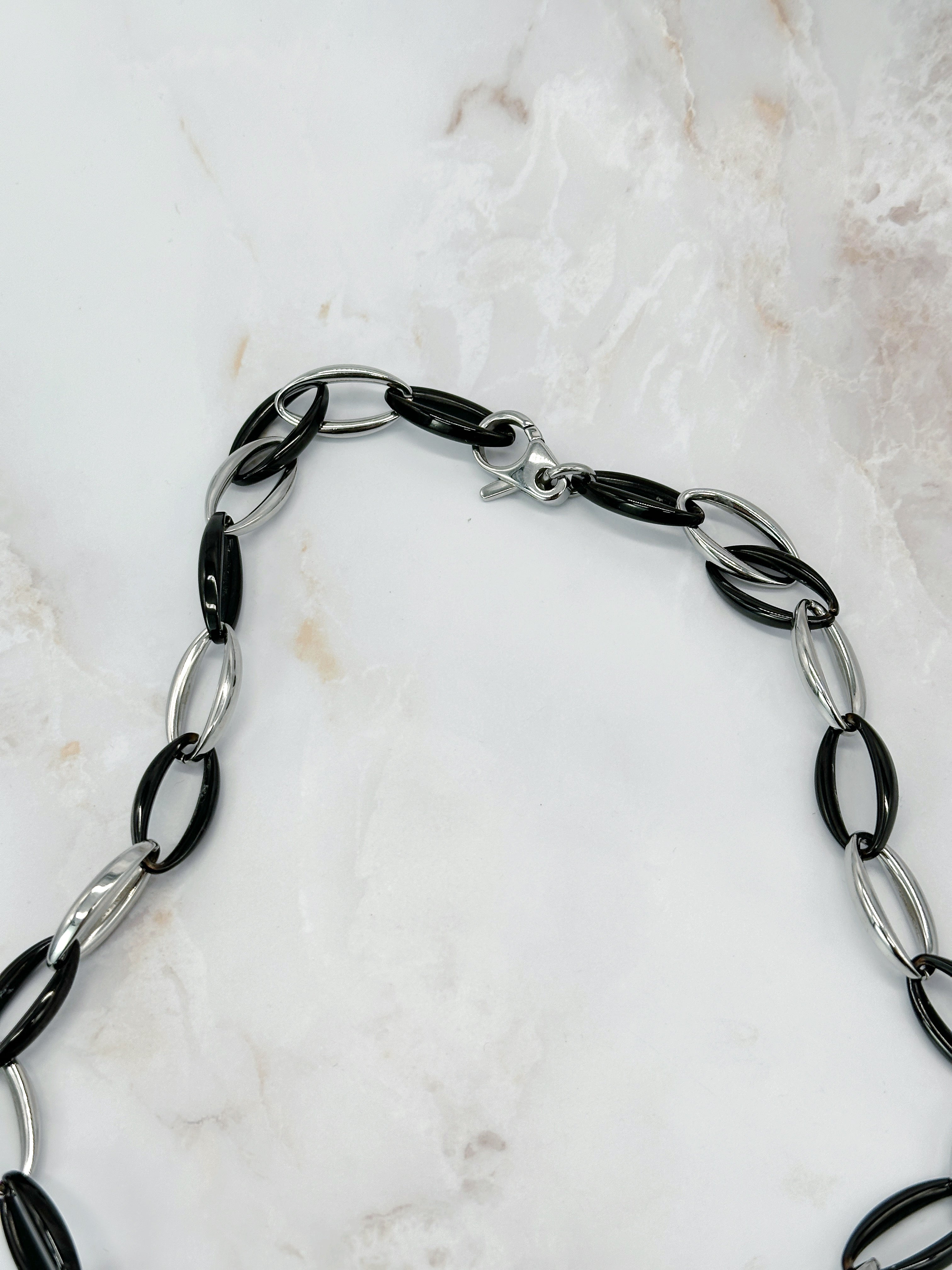 Lange Gliederkette im Silber-Schwarz-Design