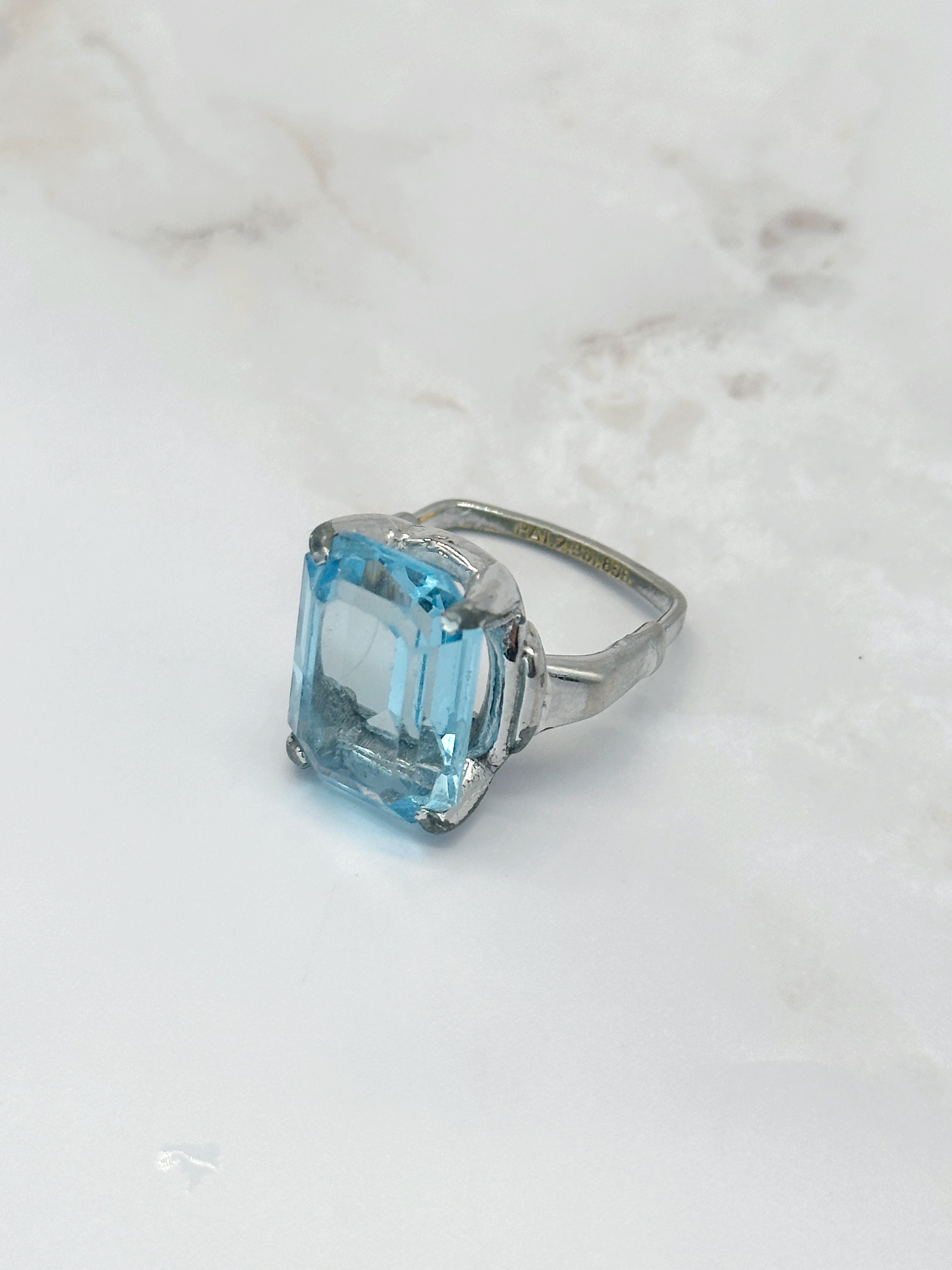 Statement Ring mit großem hellblauen Glasstein