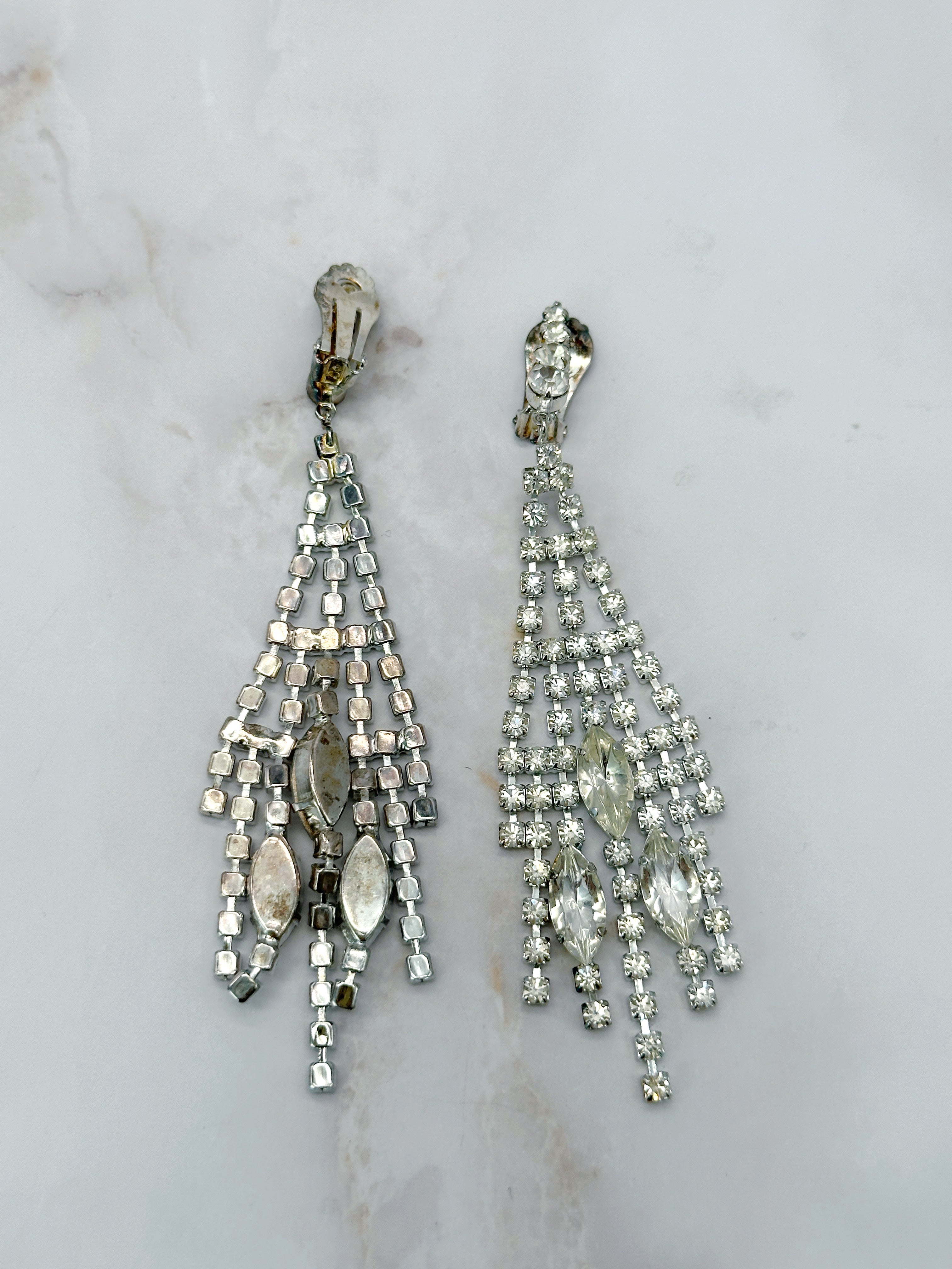Lange Strass Ohrclips mit Navetten und Tassel-Detail