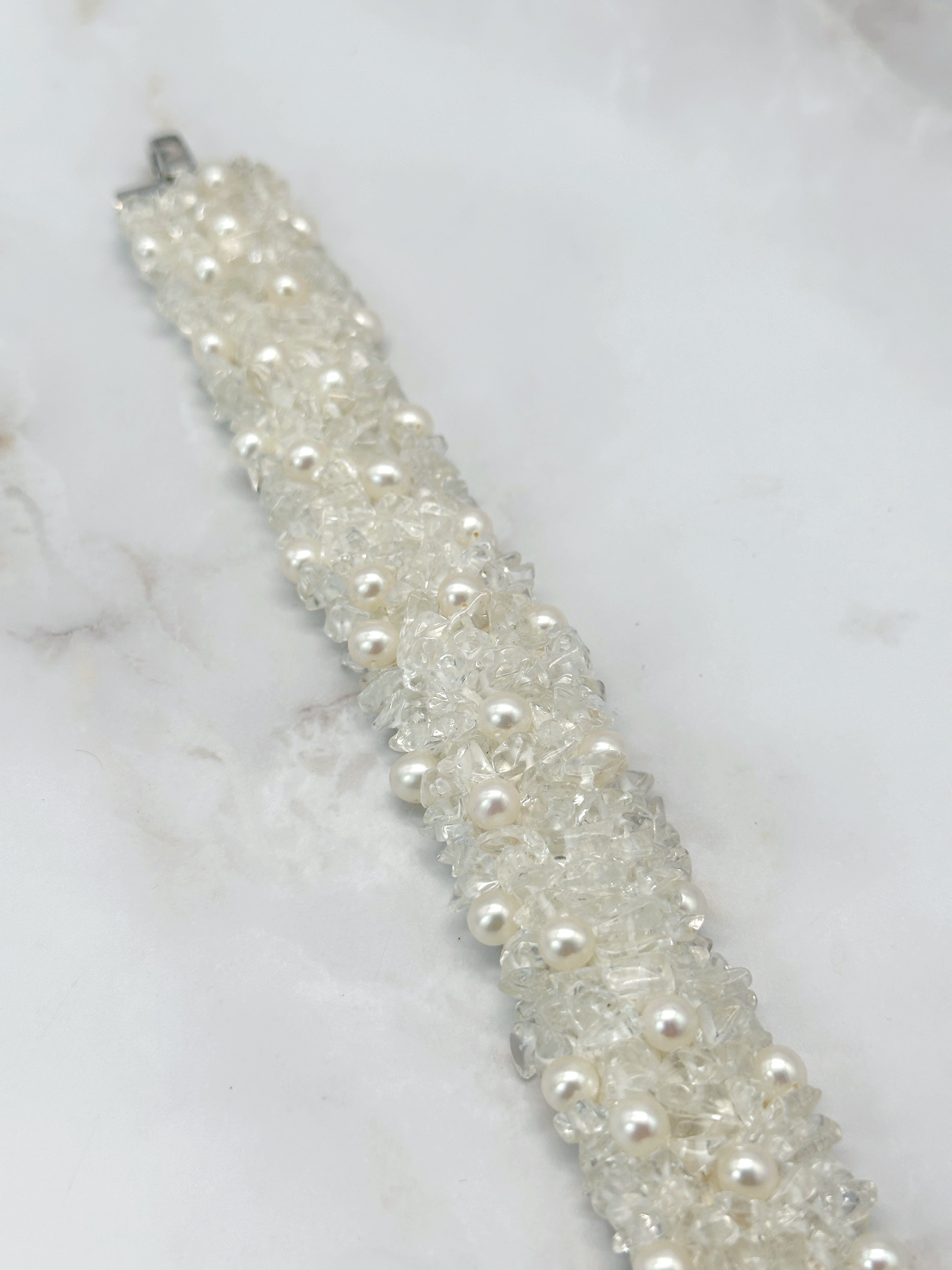 Weißes Vintage Stoff-Armband mit Glaselementen & Perlen