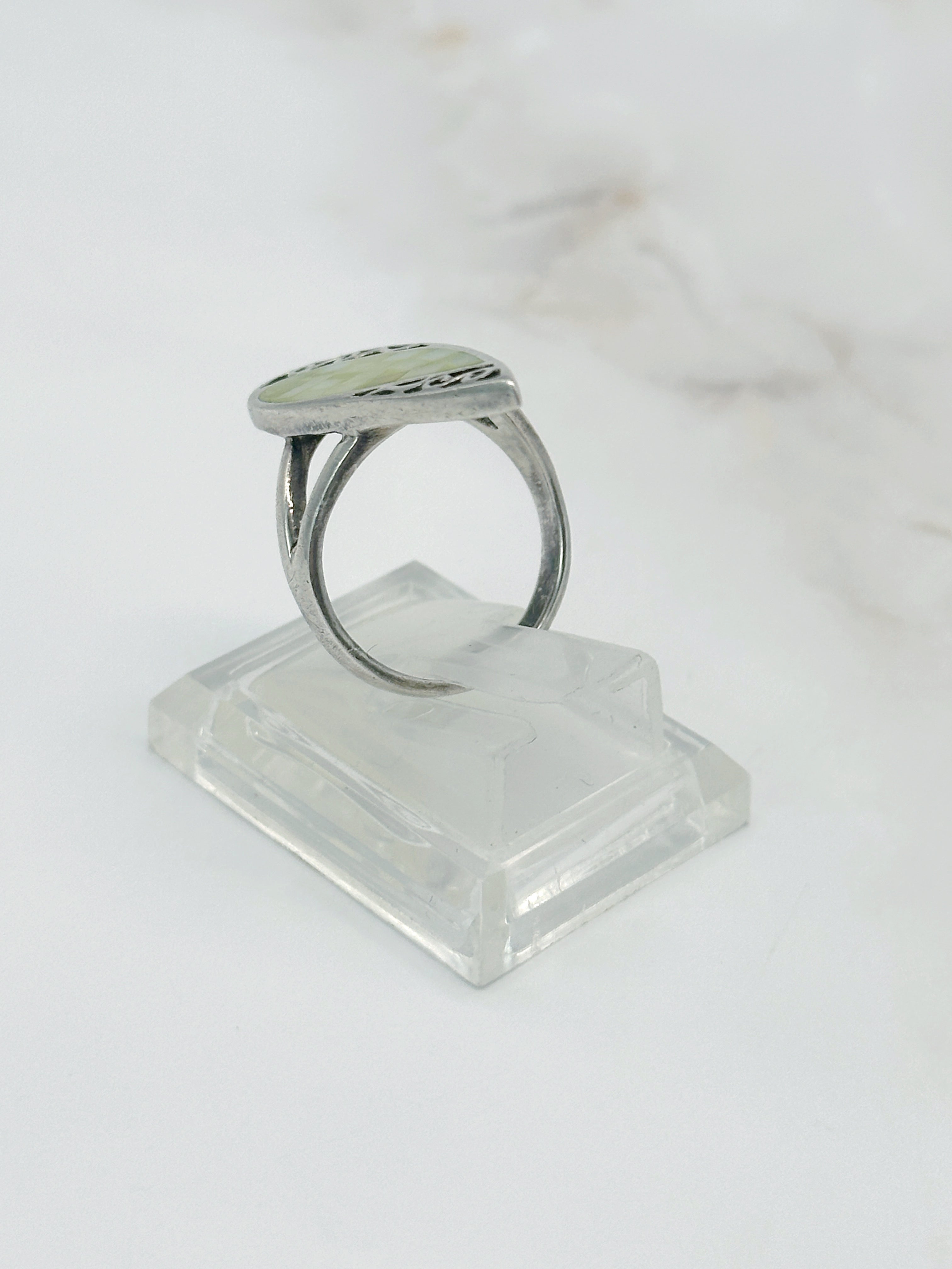 Ausgefallener Vintage Silberring mit limettengrünem Perlmutt-Mosaik
