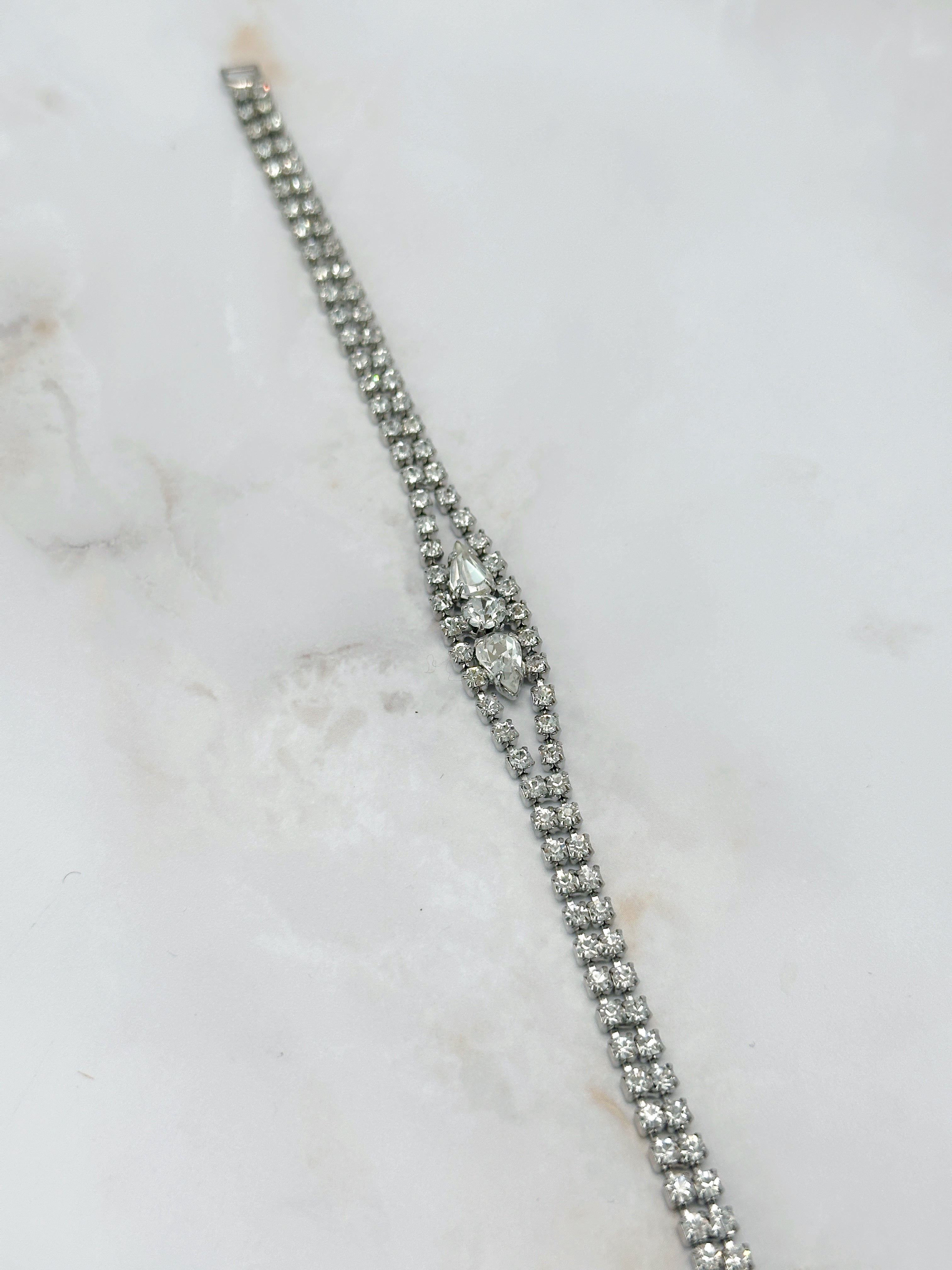 Zartes Vintage Strass Armband mit funkelndem Mittelteil