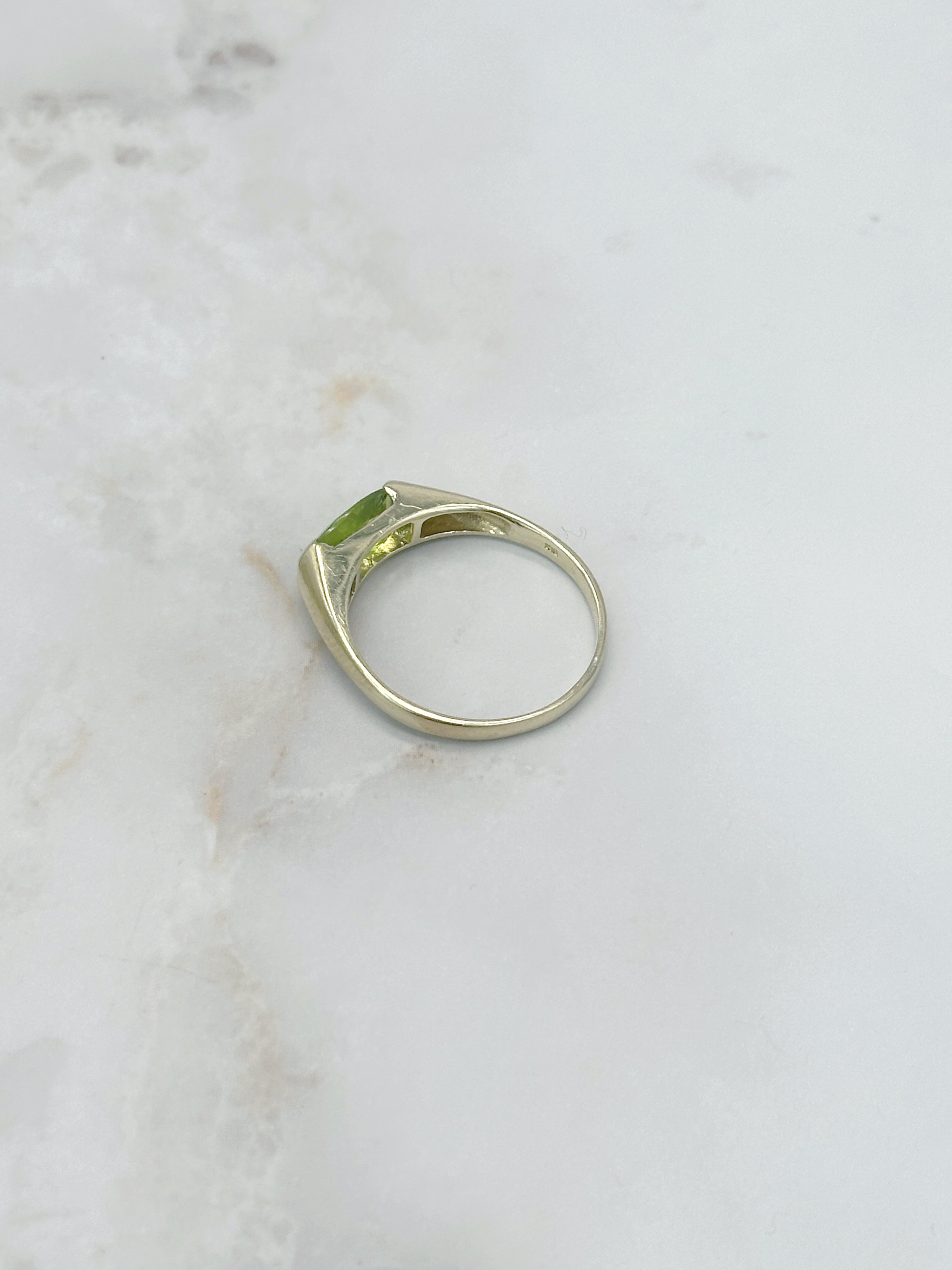 Vintage Ring in 585 Gelbgold mit quer liegendem Peridot