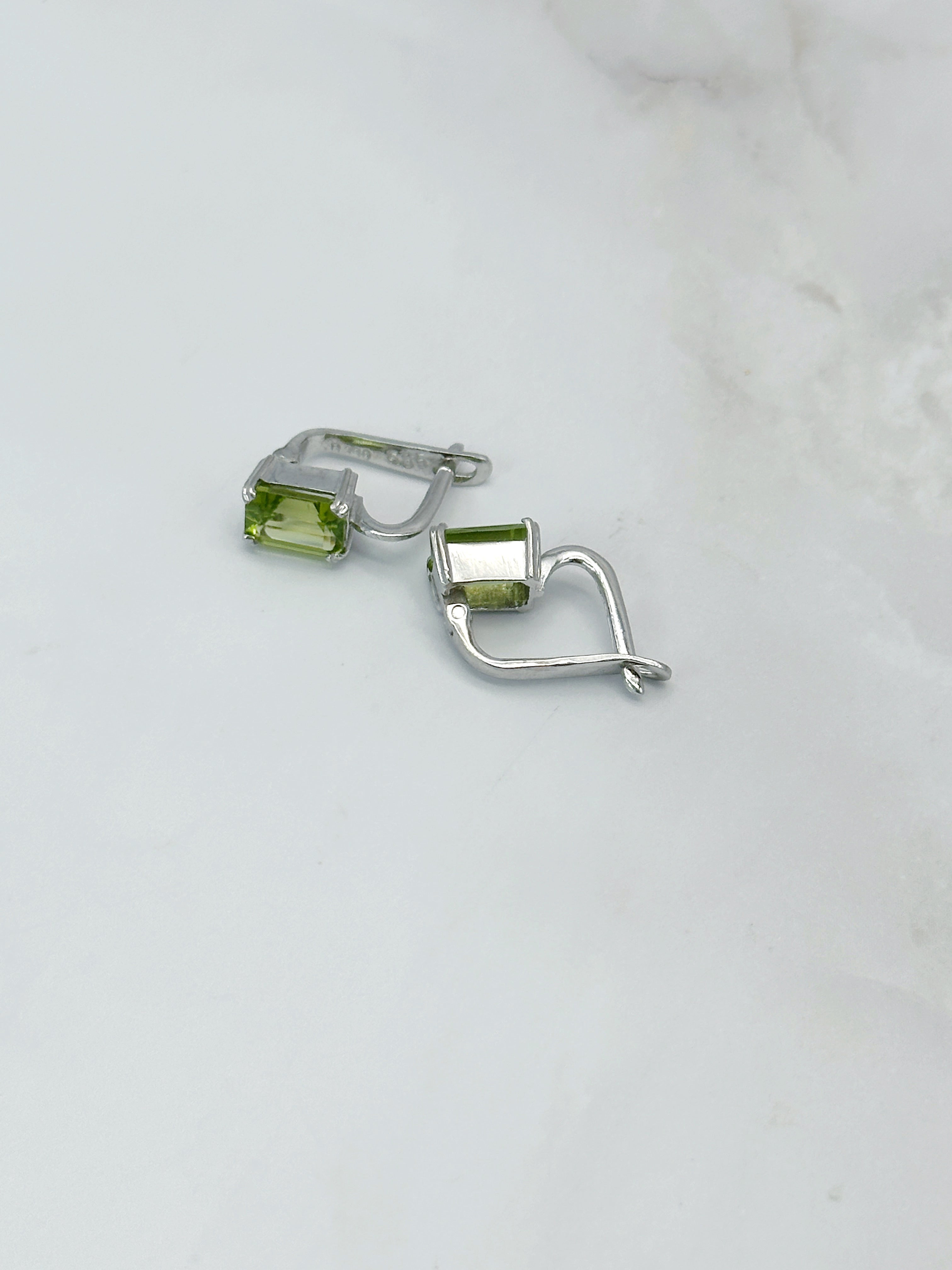 Elegante Ohrgehänge in 585 Weißgold mit leuchtendem Peridot
