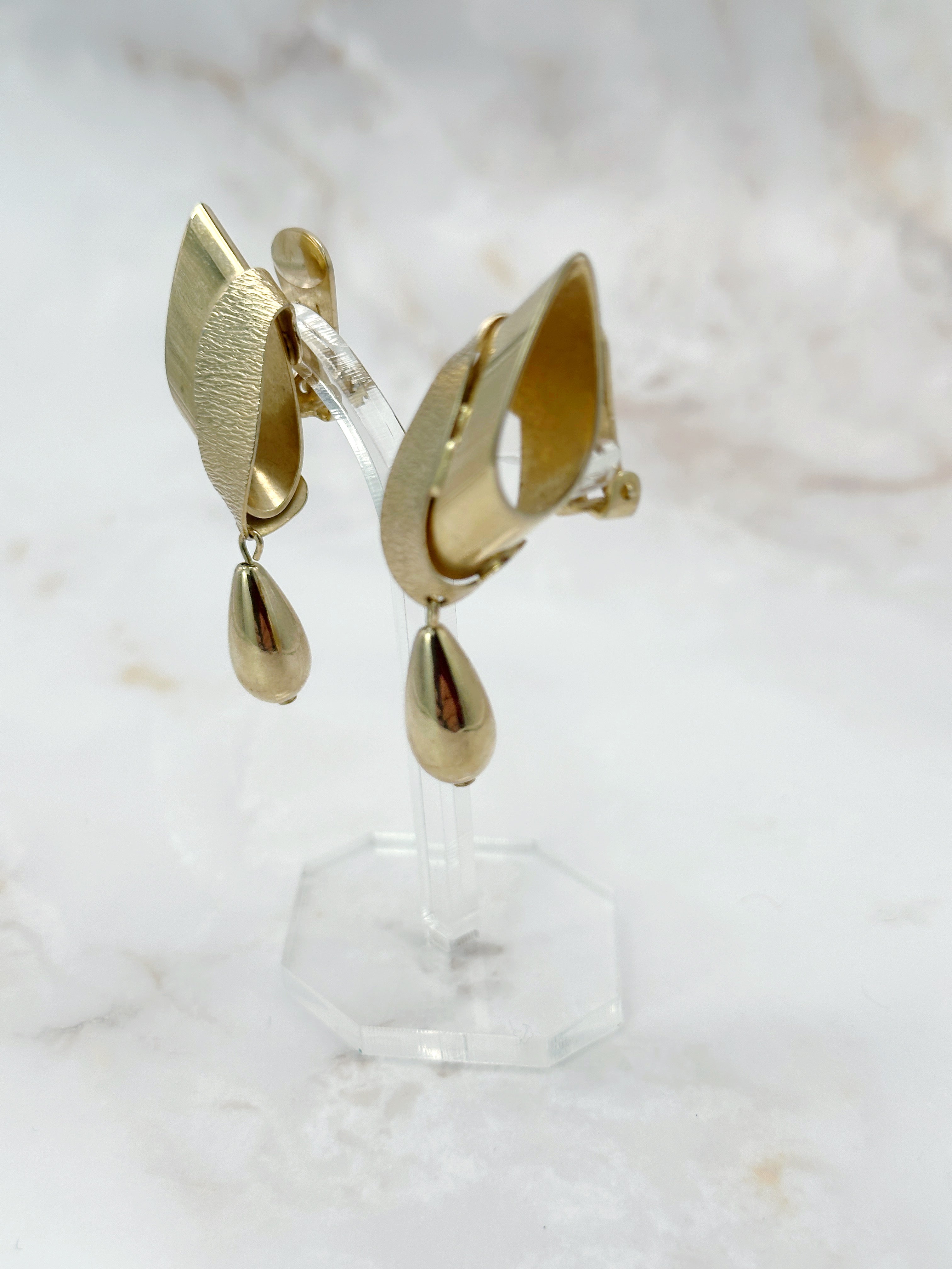 Vergoldete Vintage Ohrringe mit Trapez und elegantem Tropfen