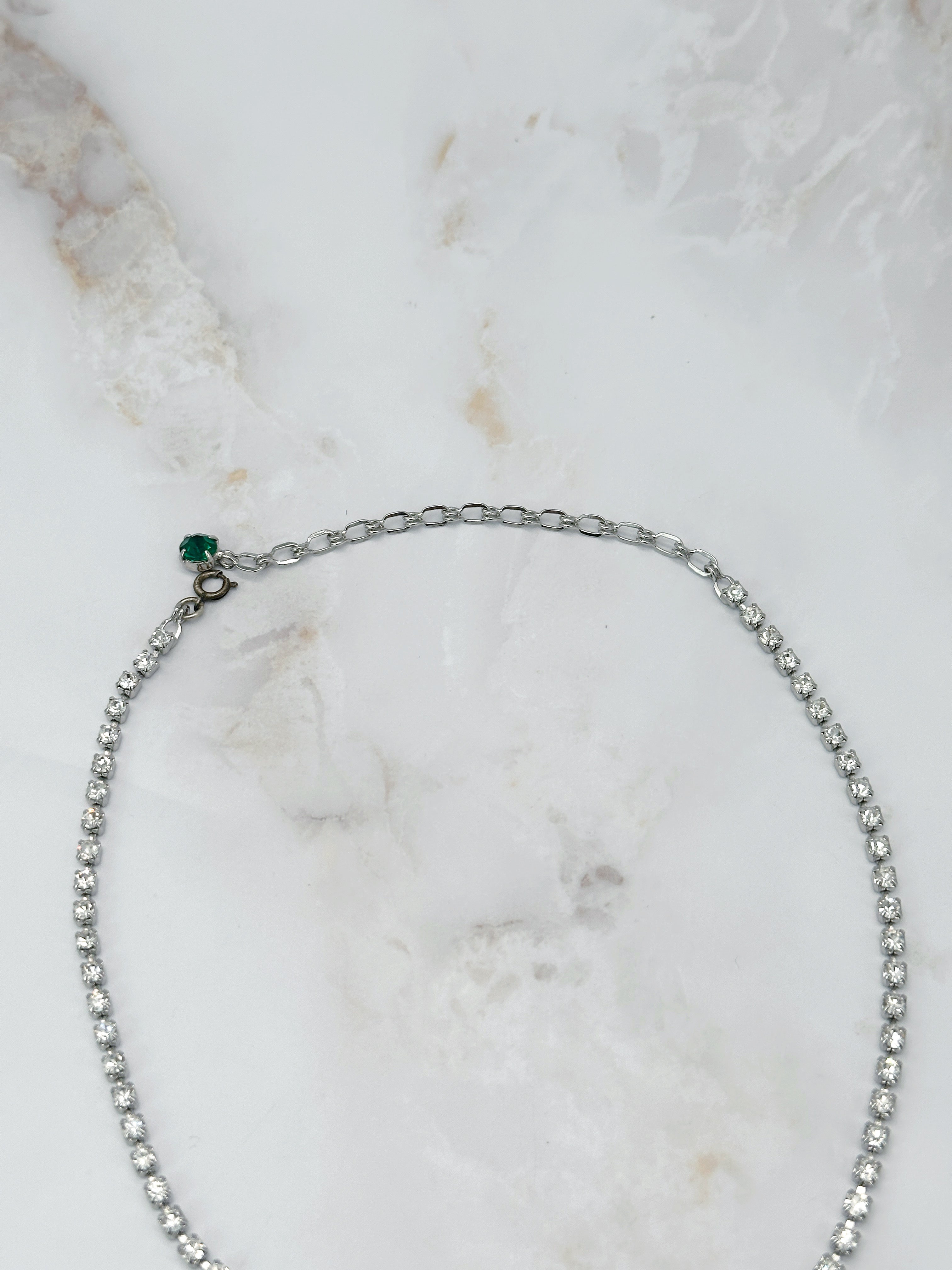 Strass Choker mit dunkelgrünen Mittelsteinen im Smaragdschliff