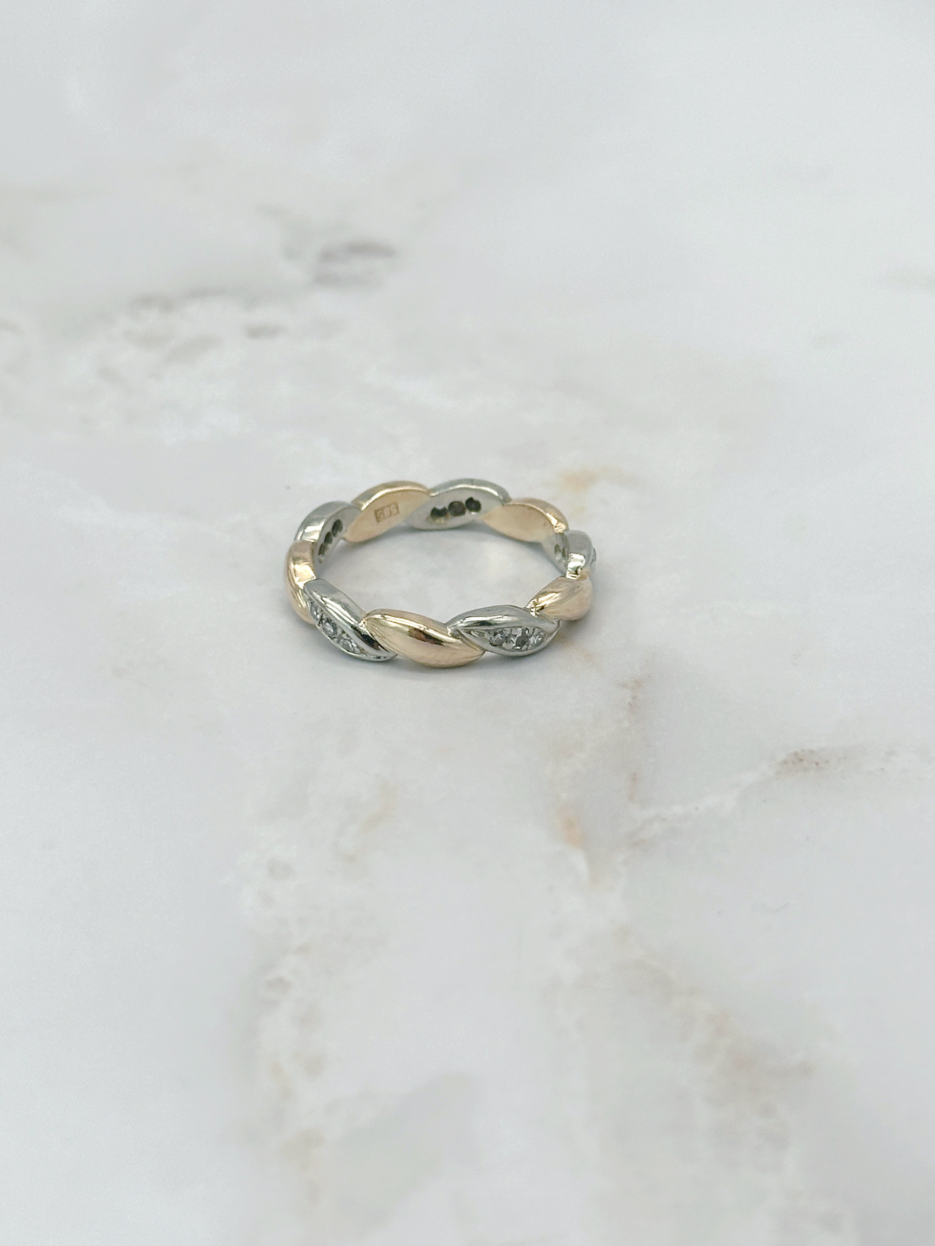 Gedrehter Ring in 585 Gelbgold und Weißgold mit Zirkonia