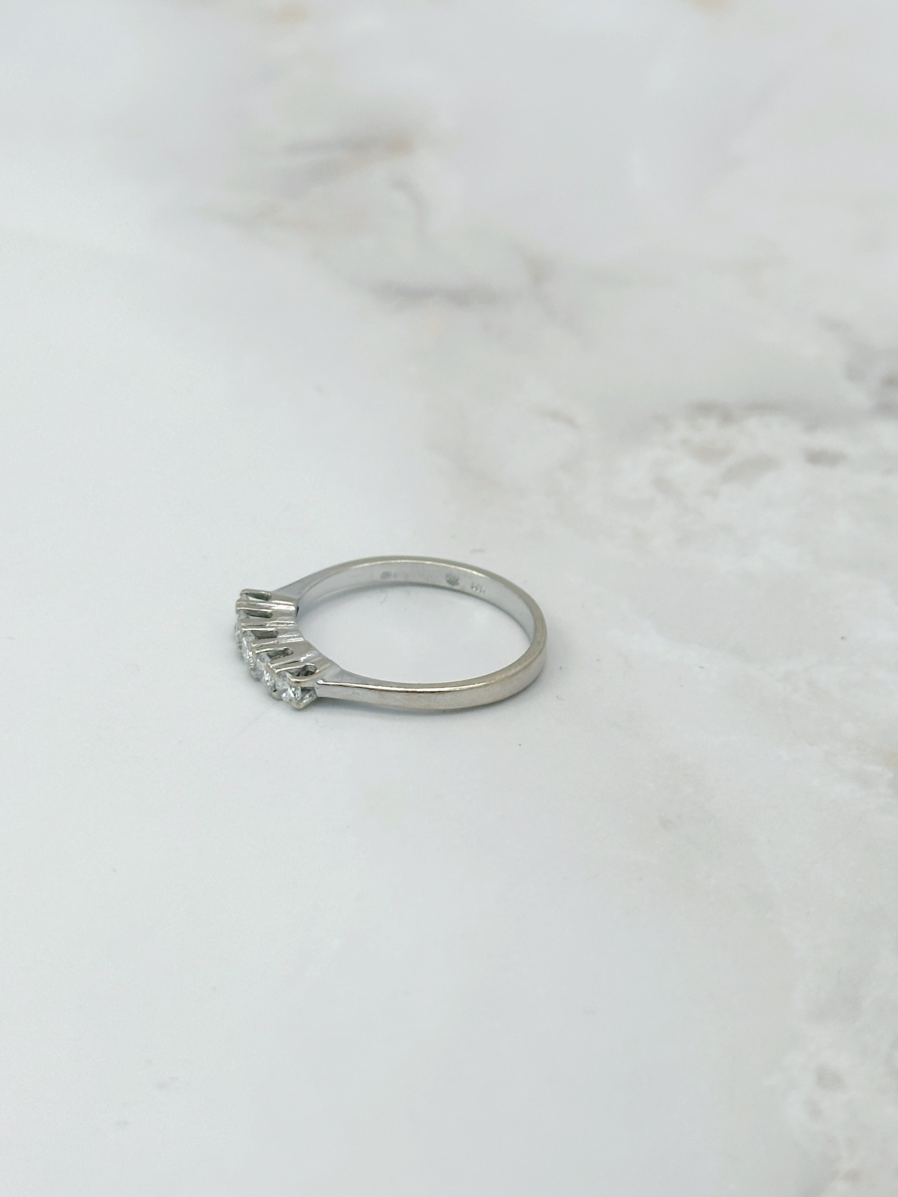 Feiner Ring mit fünf Brillanten