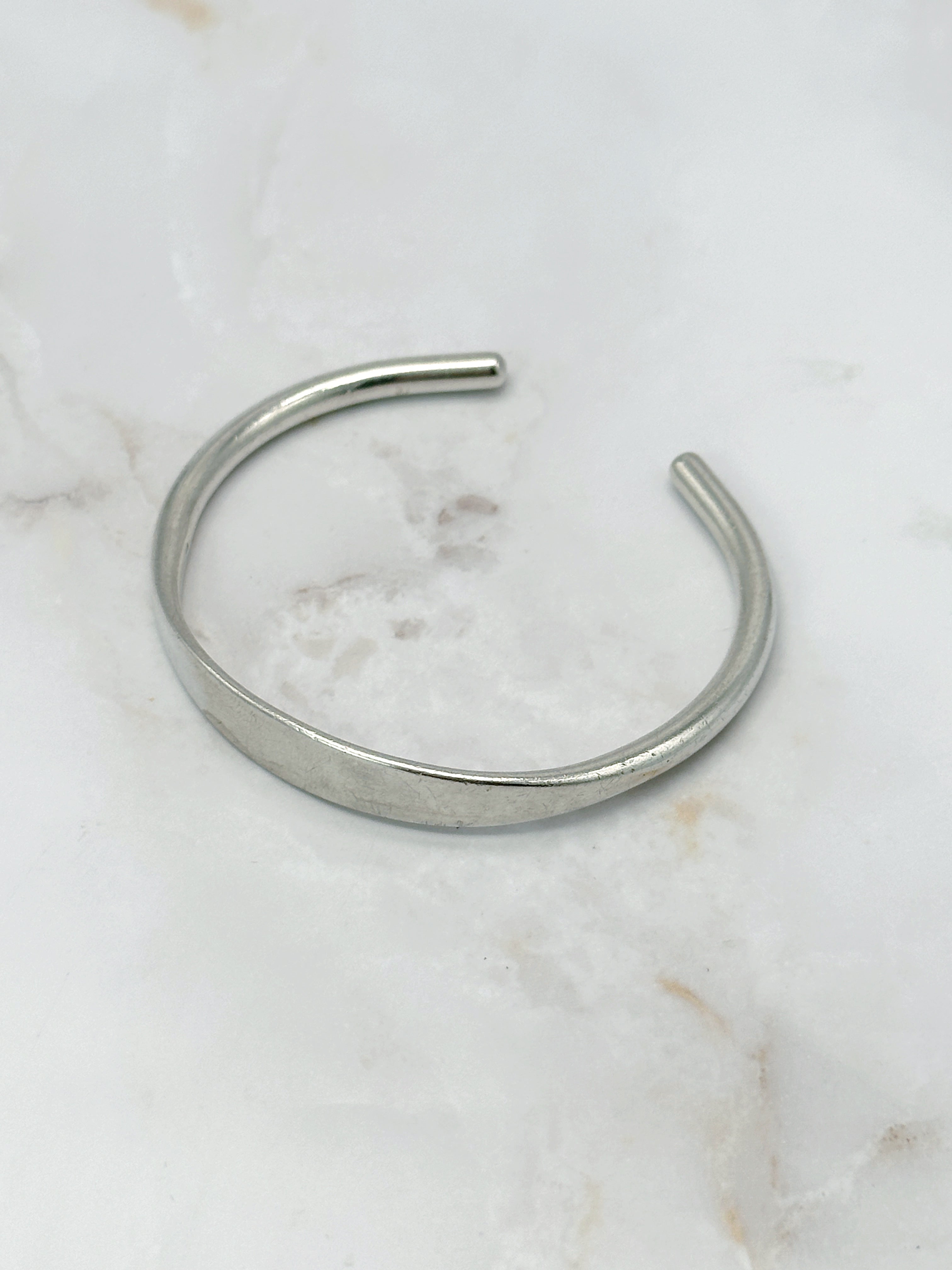 Elegant bangle in 835 silver with a clear design