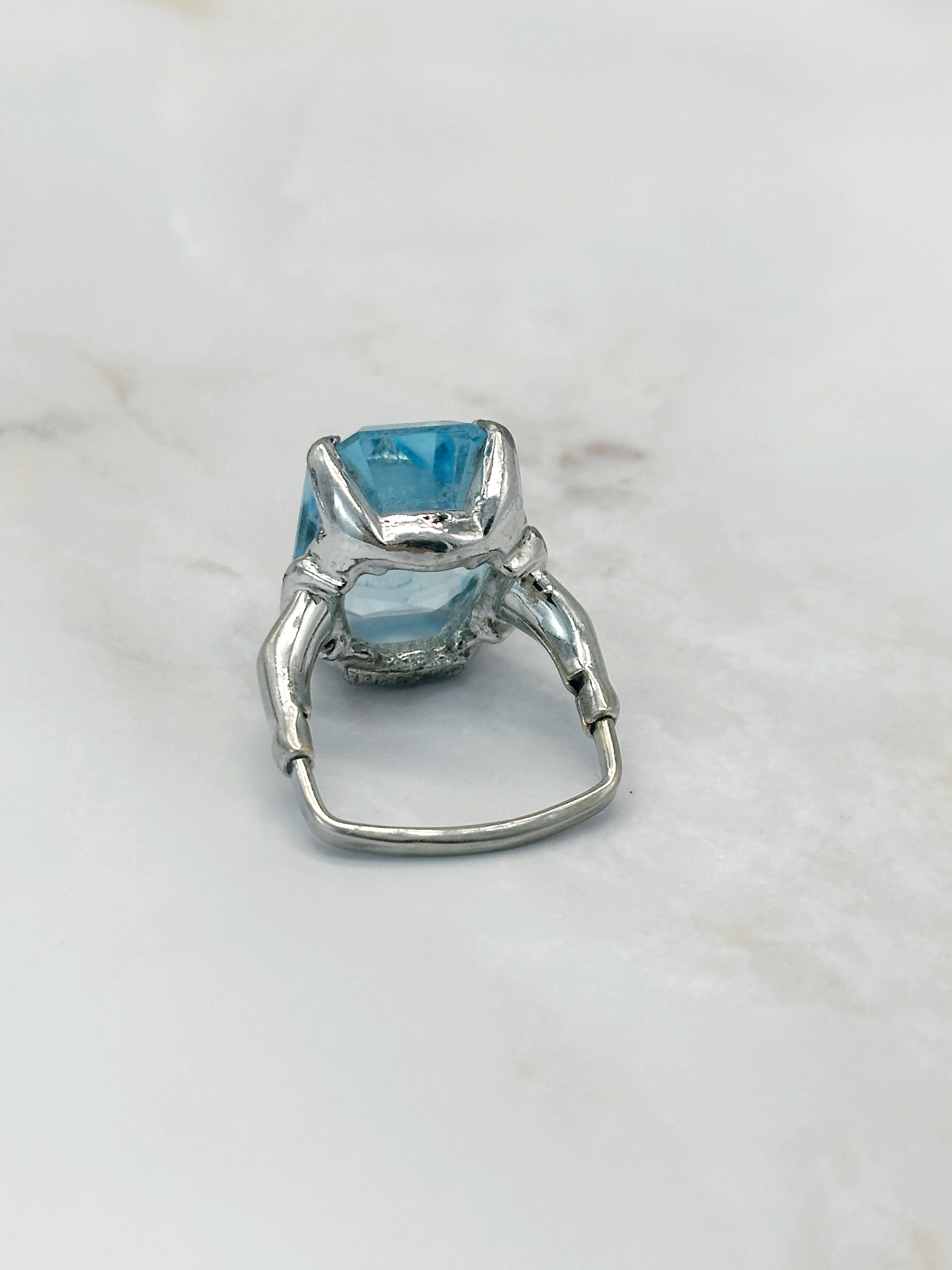 Statement Ring mit großem hellblauen Glasstein