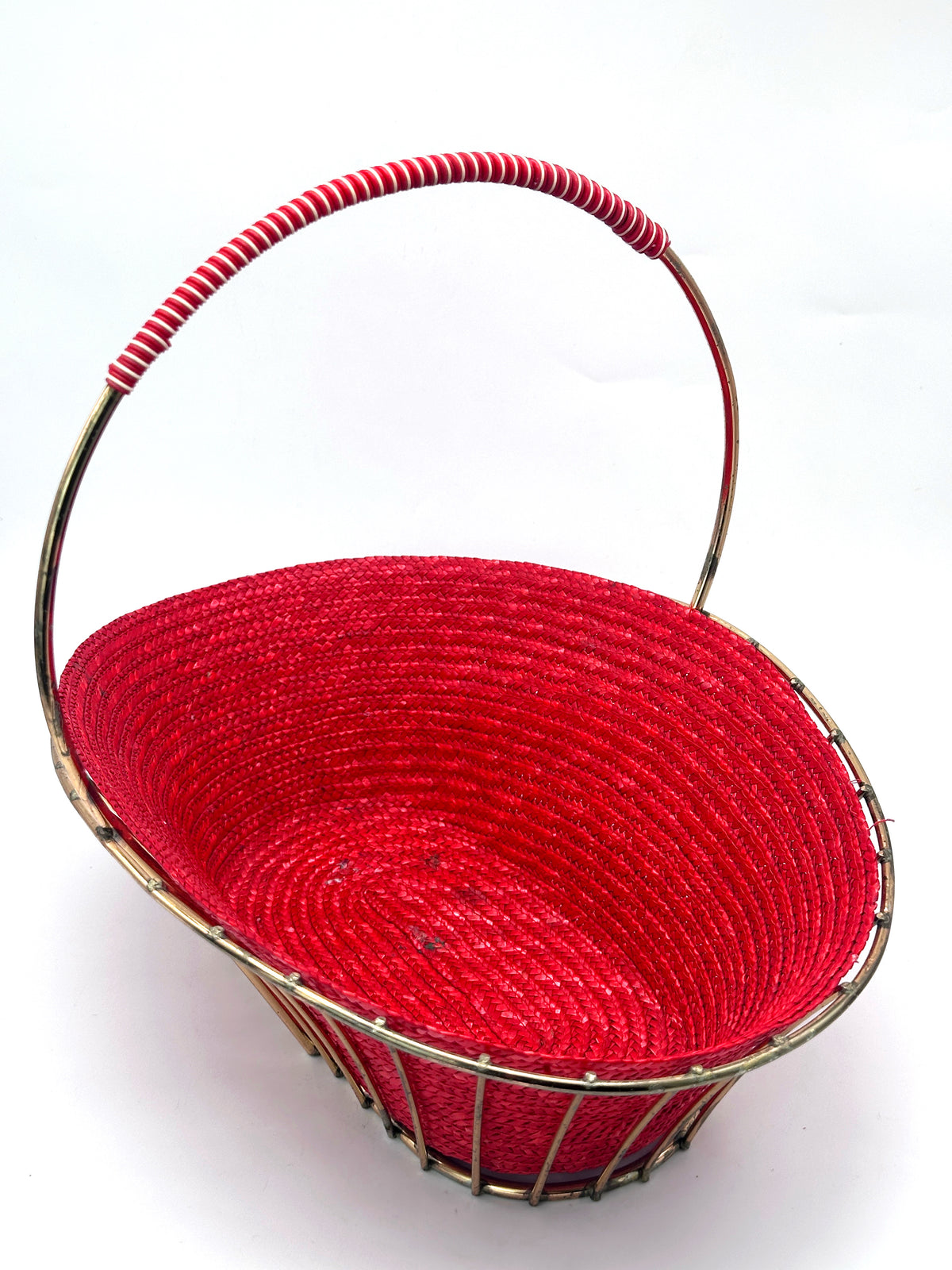 Mid-Century-Korb aus goldfarbenem Metall mit rotem Flechteinsatz