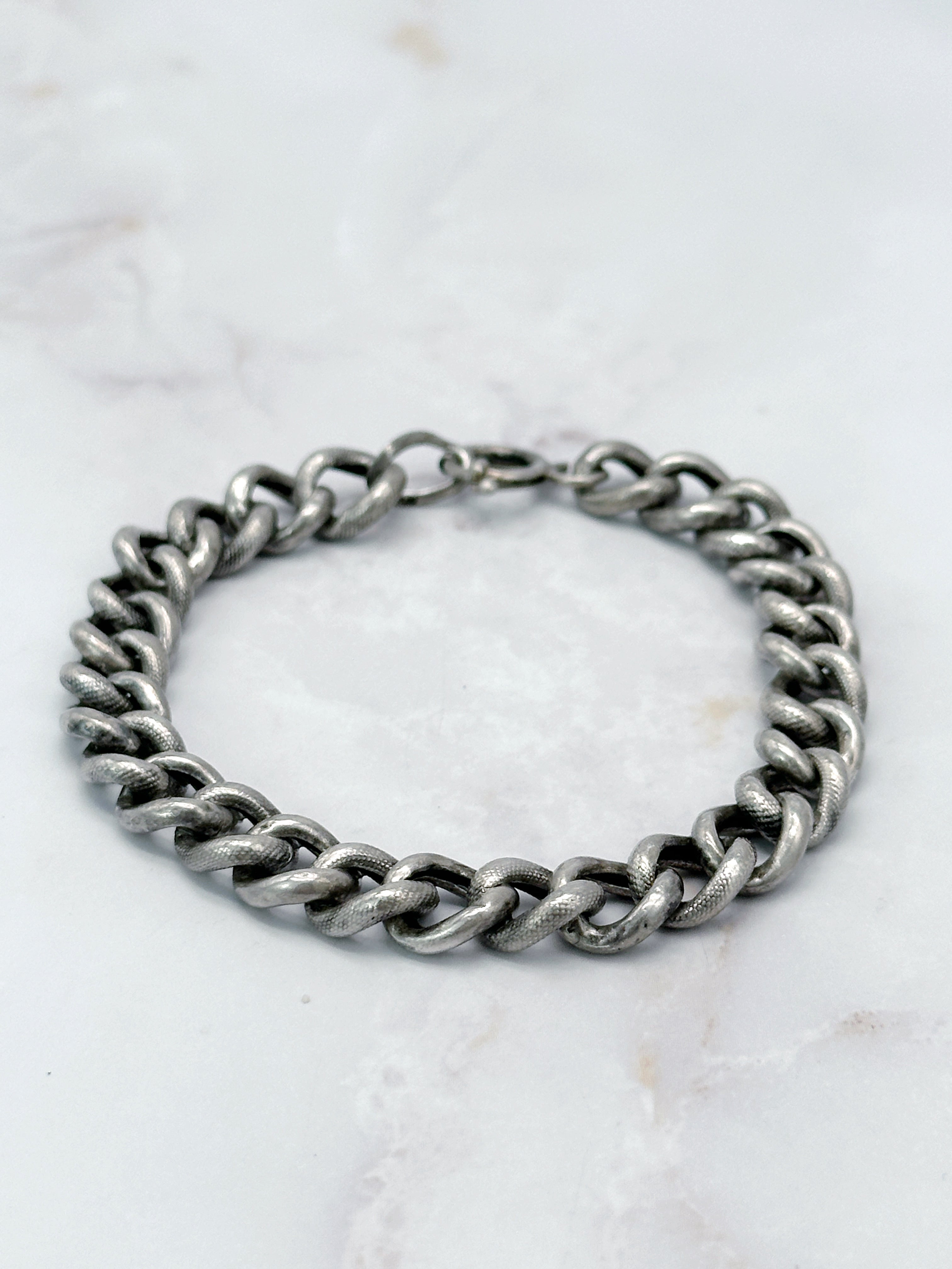 Antikes Panzerarmband aus Silber mit strukturierter Oberfläche