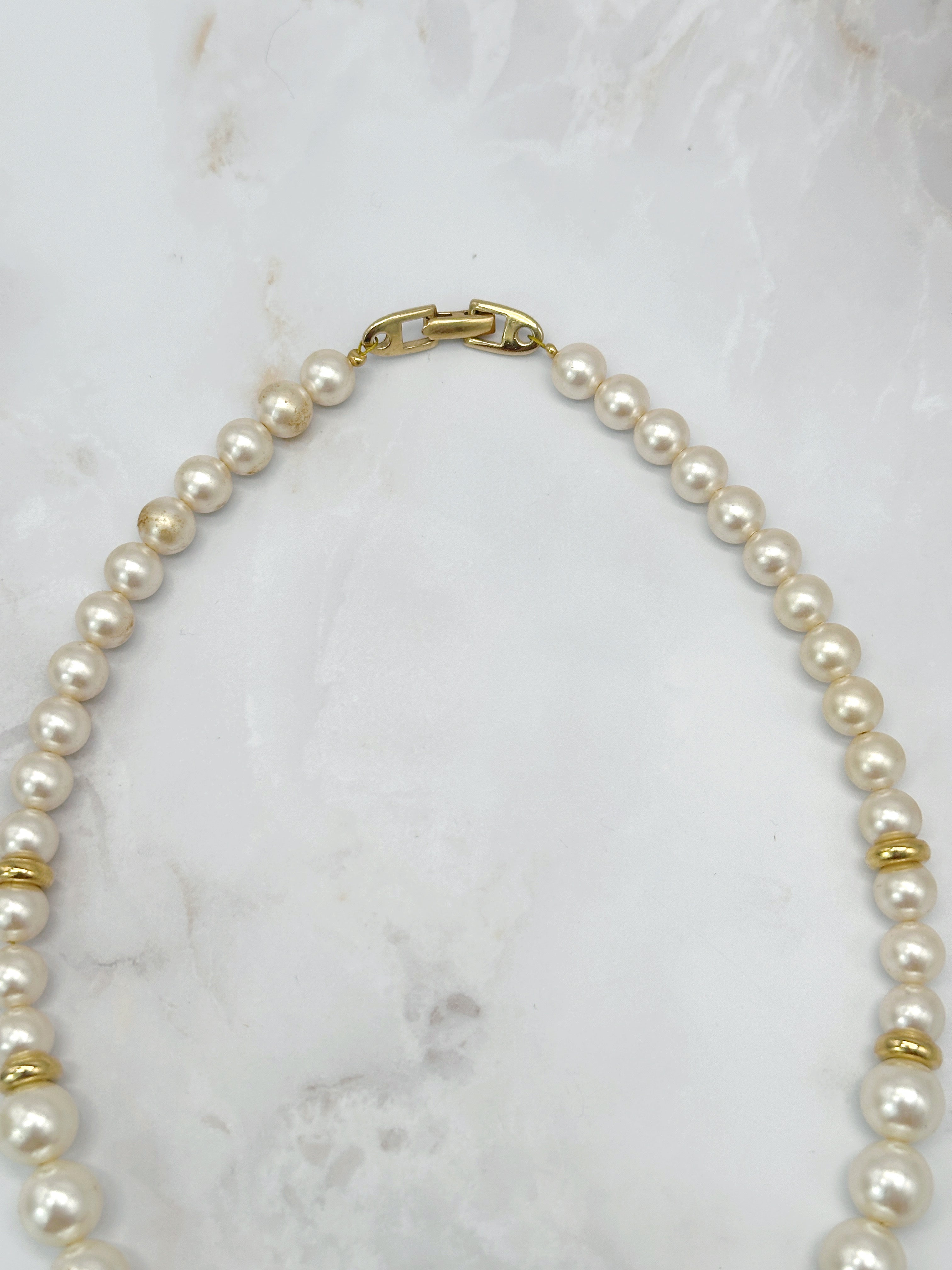 Signierte Vintage Halskette von Napier mit Kunstperlen & dreieckigem Mittelstück