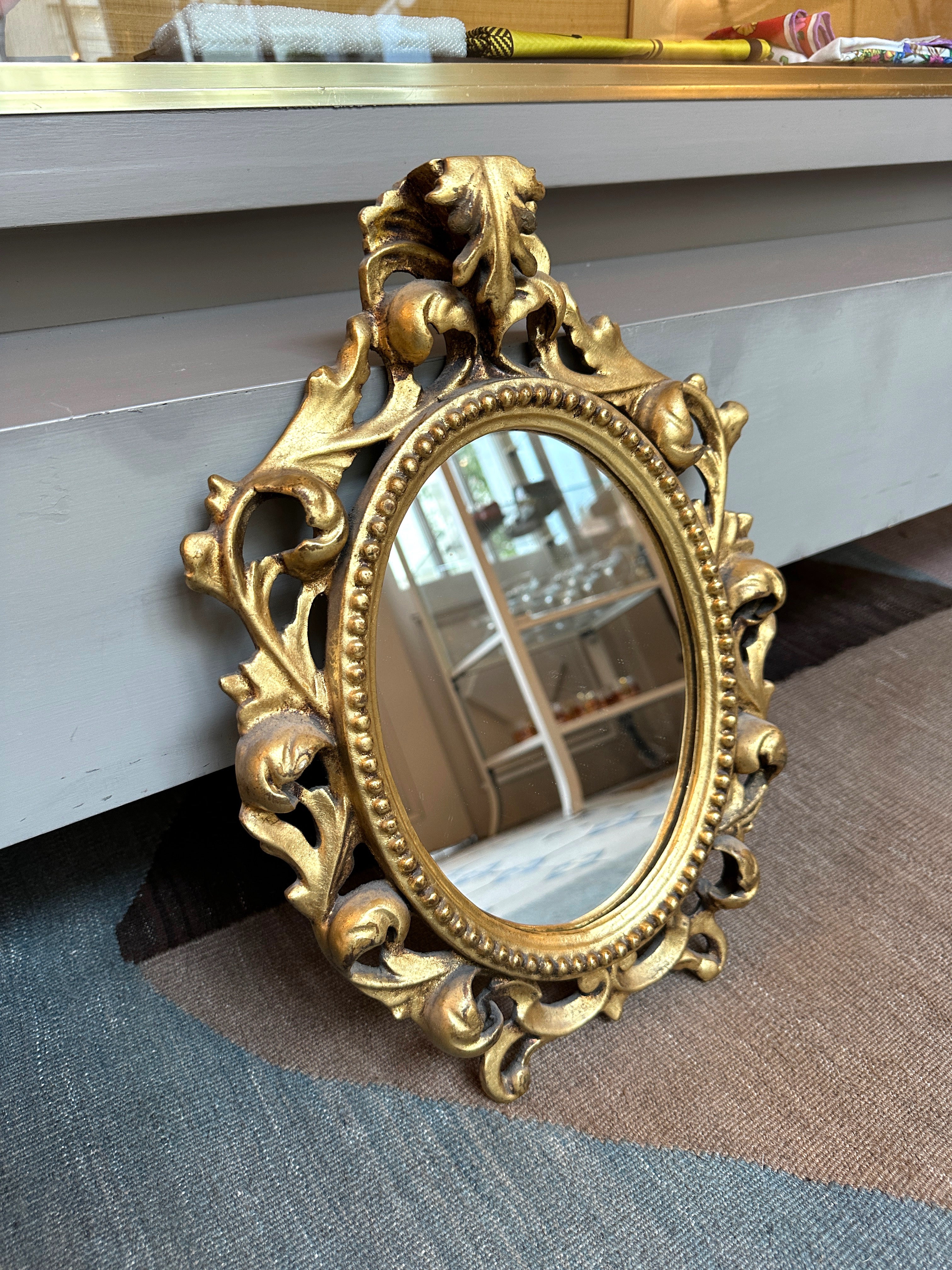 Ovaler goldener Wandspiegel
