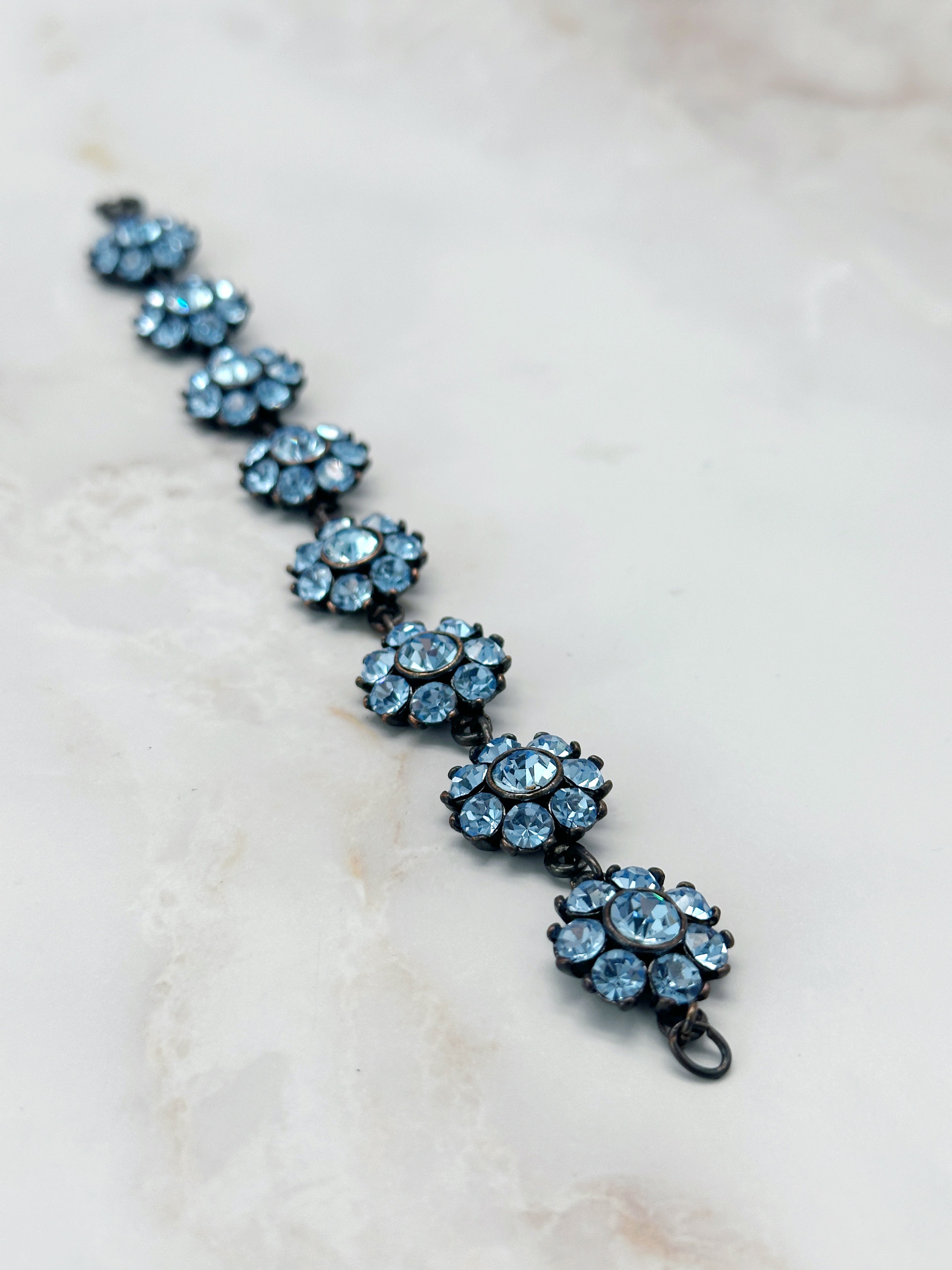 Vintage Armband Blumenmotiv geschwärztes Metall eisblaue Kristalle