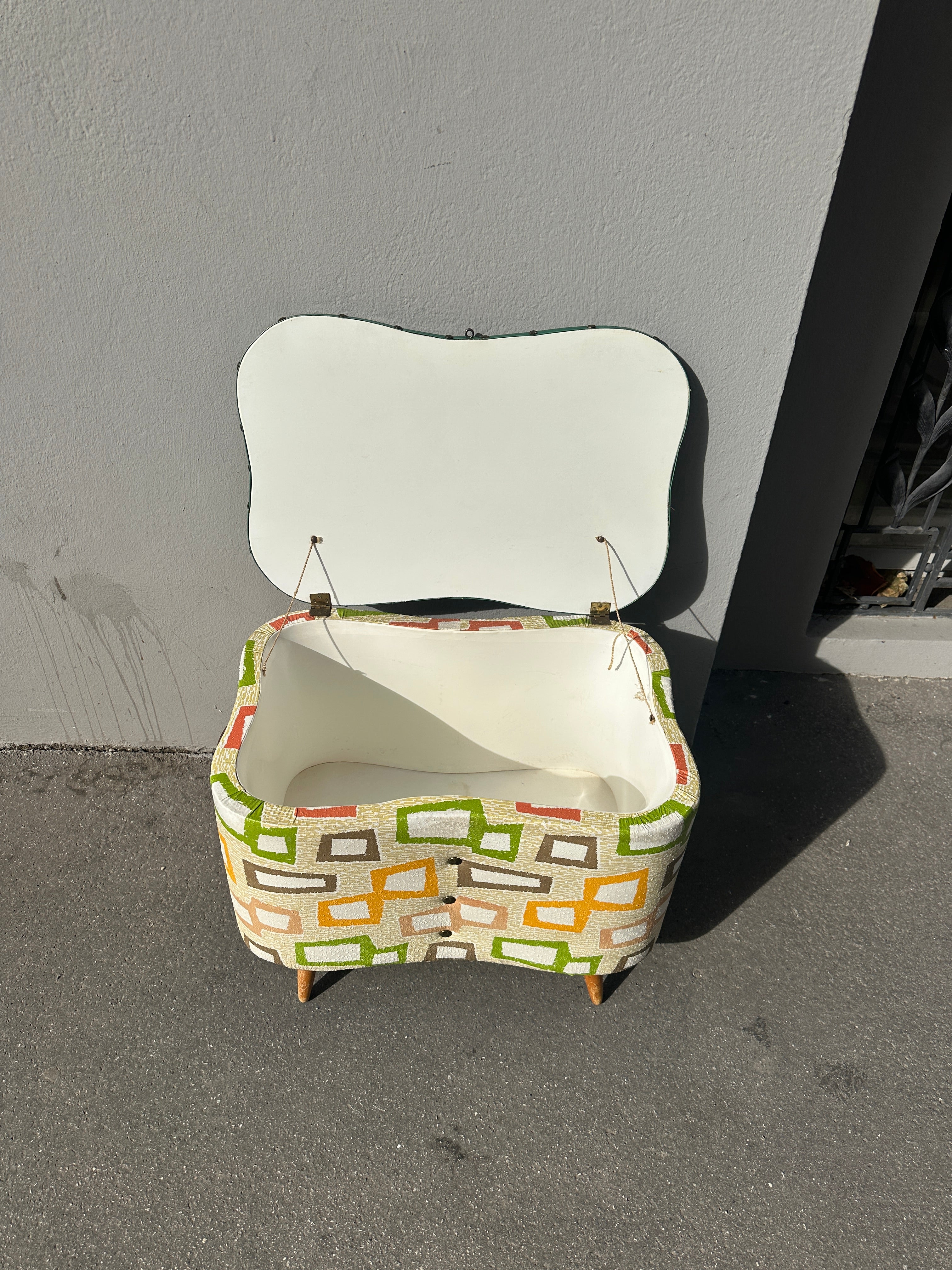 Vintage Wäschetruhe im Mid-Century Design mit Muster