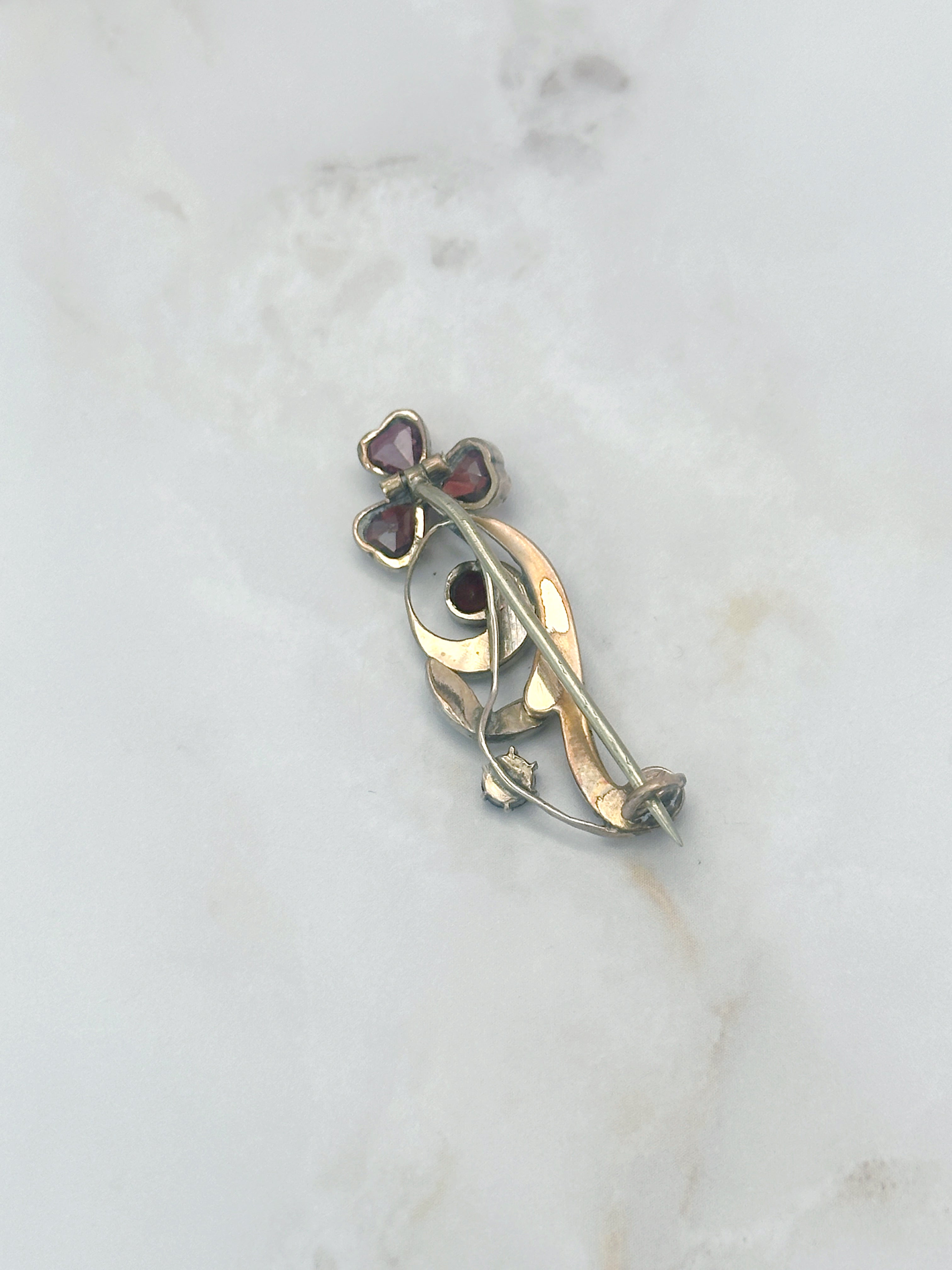 Antike Granatbrosche aus vergoldetem Silber mit Blumen- & Kleeblattmotiv