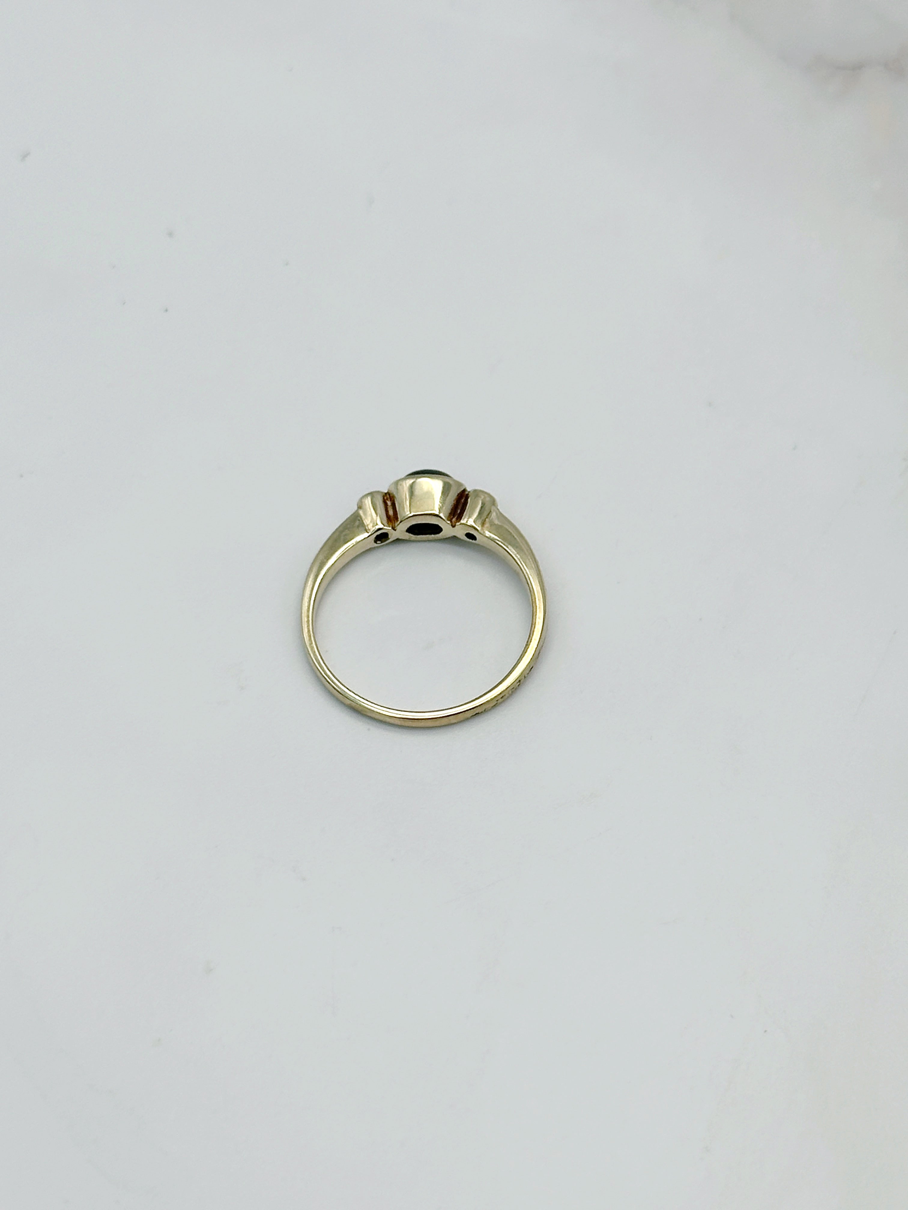 Zeitloser Vintage Goldring mit Saphir Cabochon und Diamanten