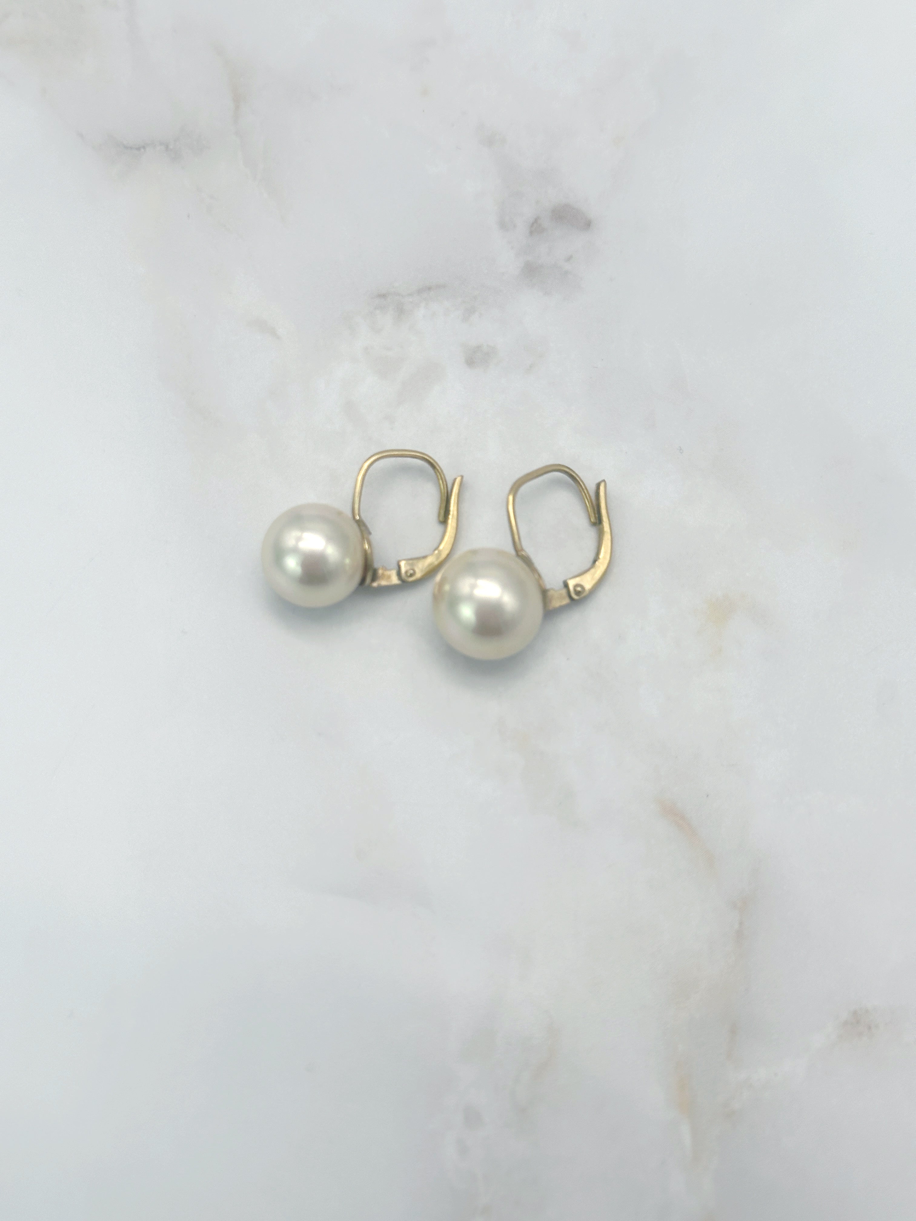 Vergoldete Vintage Ohrgehänge mit schimmernden Shellperlen