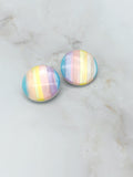 Runde Vintage Ohrclips in Pastell-Regenbogenfarben mit Perlmutt-Schimmer