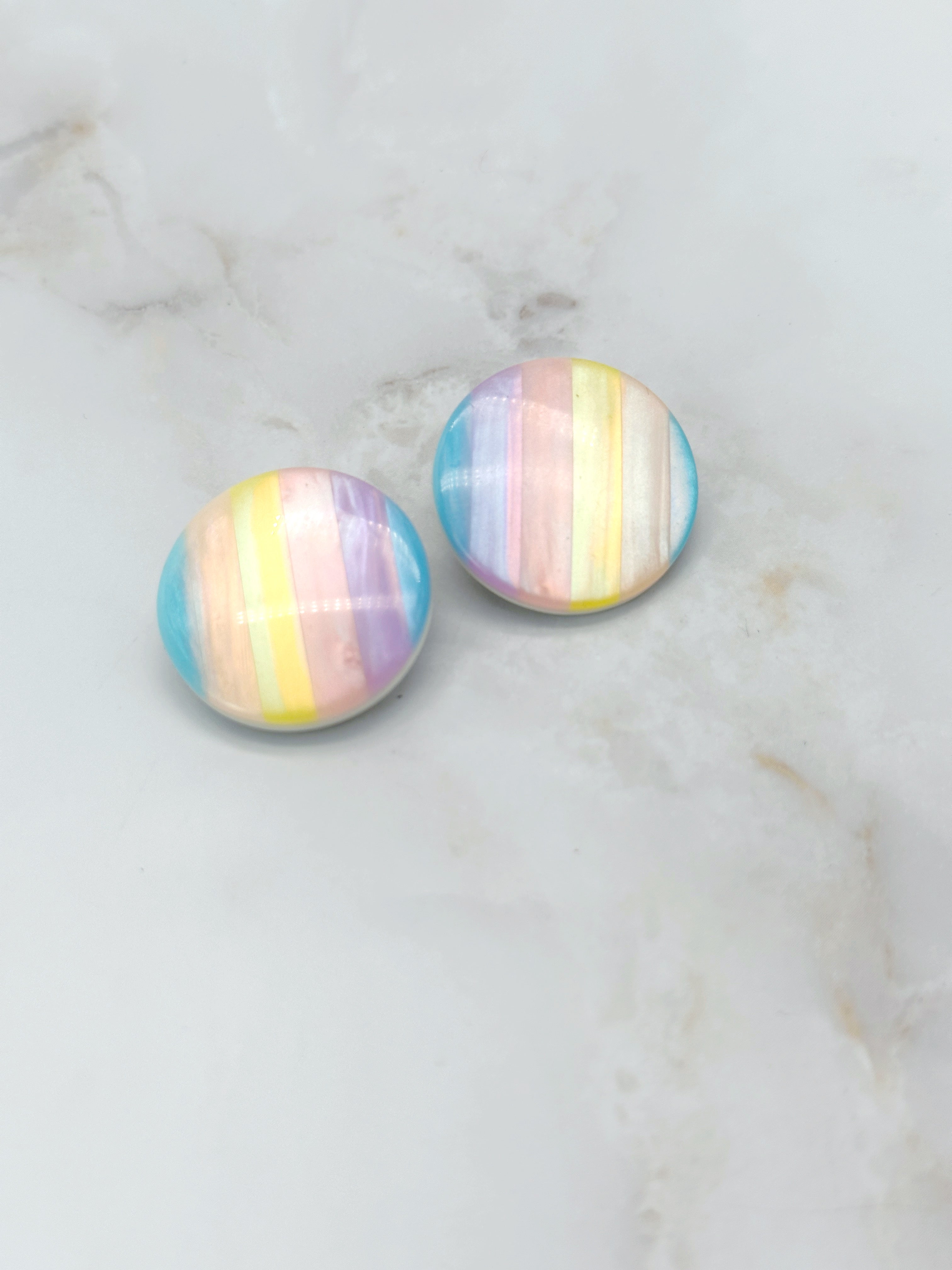 Runde Vintage Ohrclips in Pastell-Regenbogenfarben mit Perlmutt-Schimmer