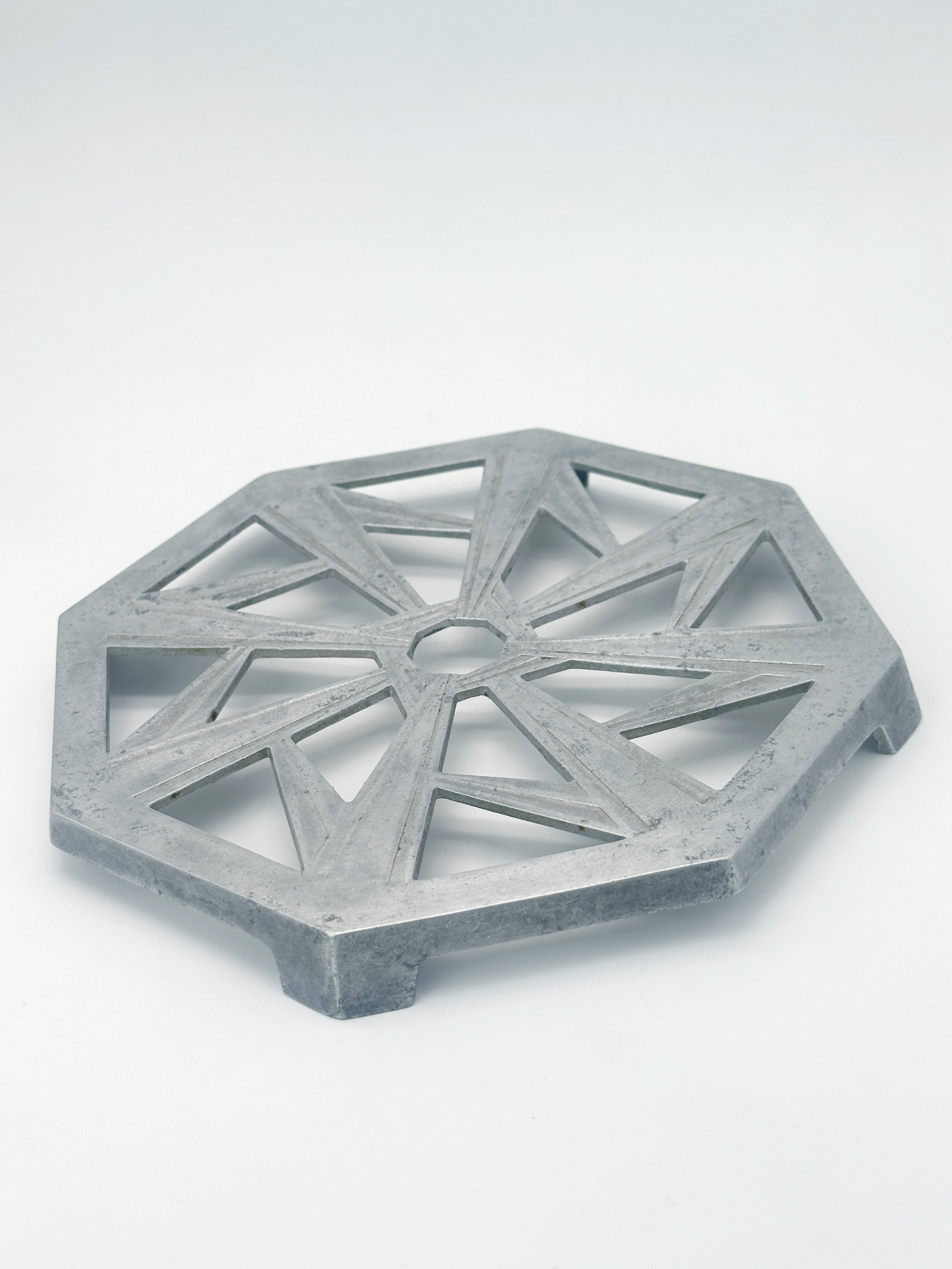 Untersetzplatte aus Metall mit geometrischem Muster um 1930