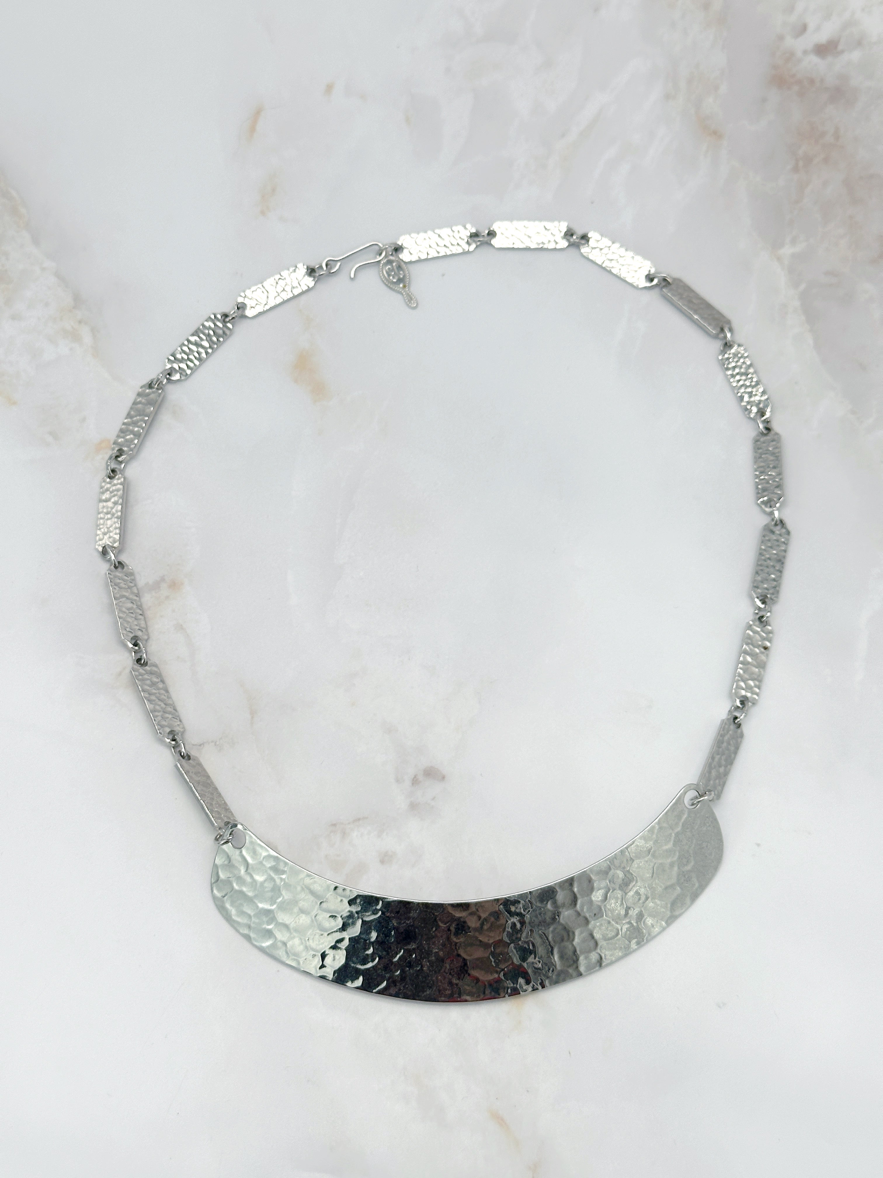 Signierte Vintage Halskette von Sarah Coventry silberfarben mit geklopfter Oberfläche